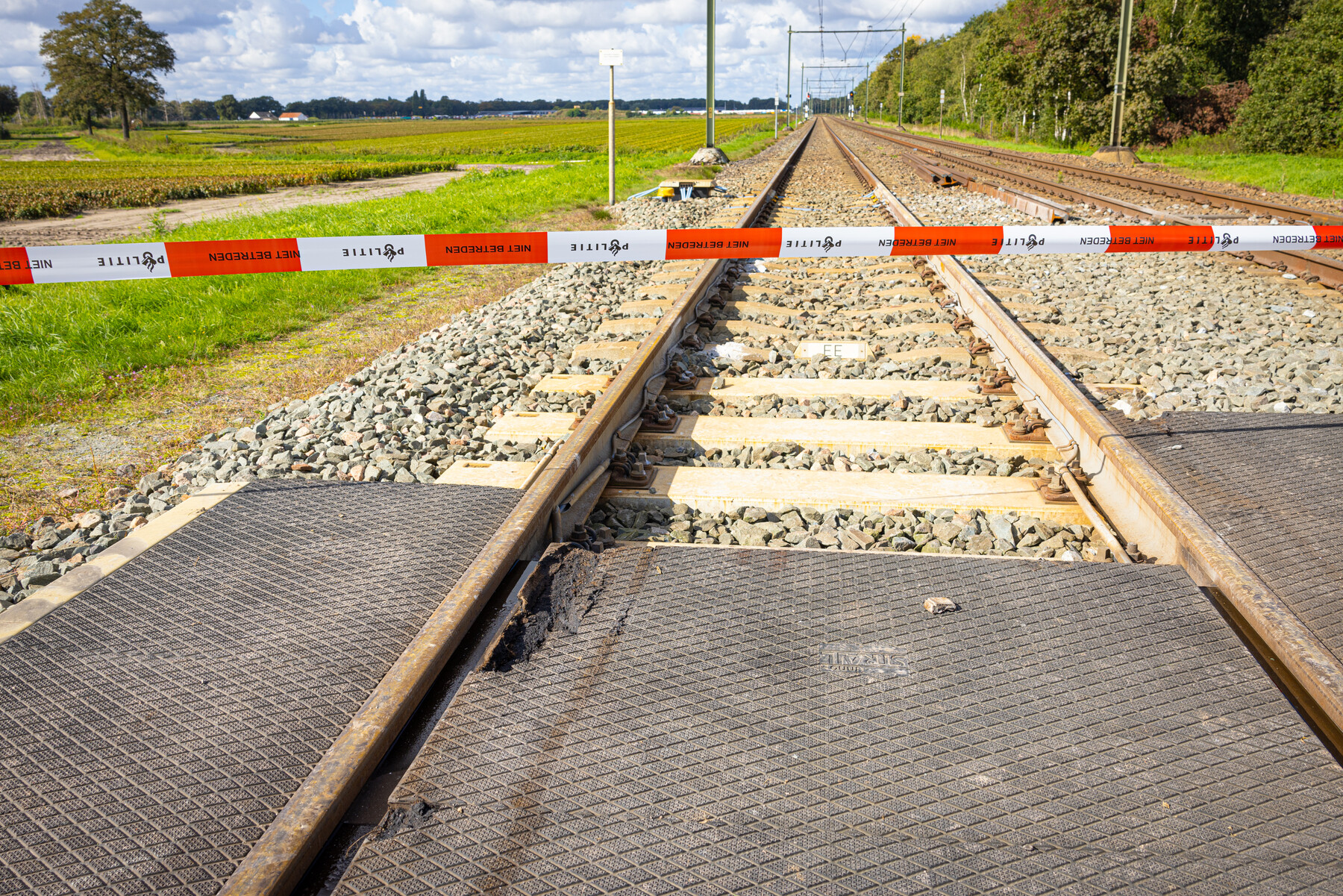Een licht beschadigde overweg