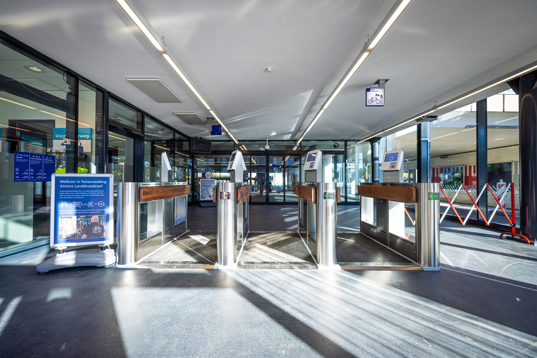 De nieuwe fietsenstalling is open, licht en ruim