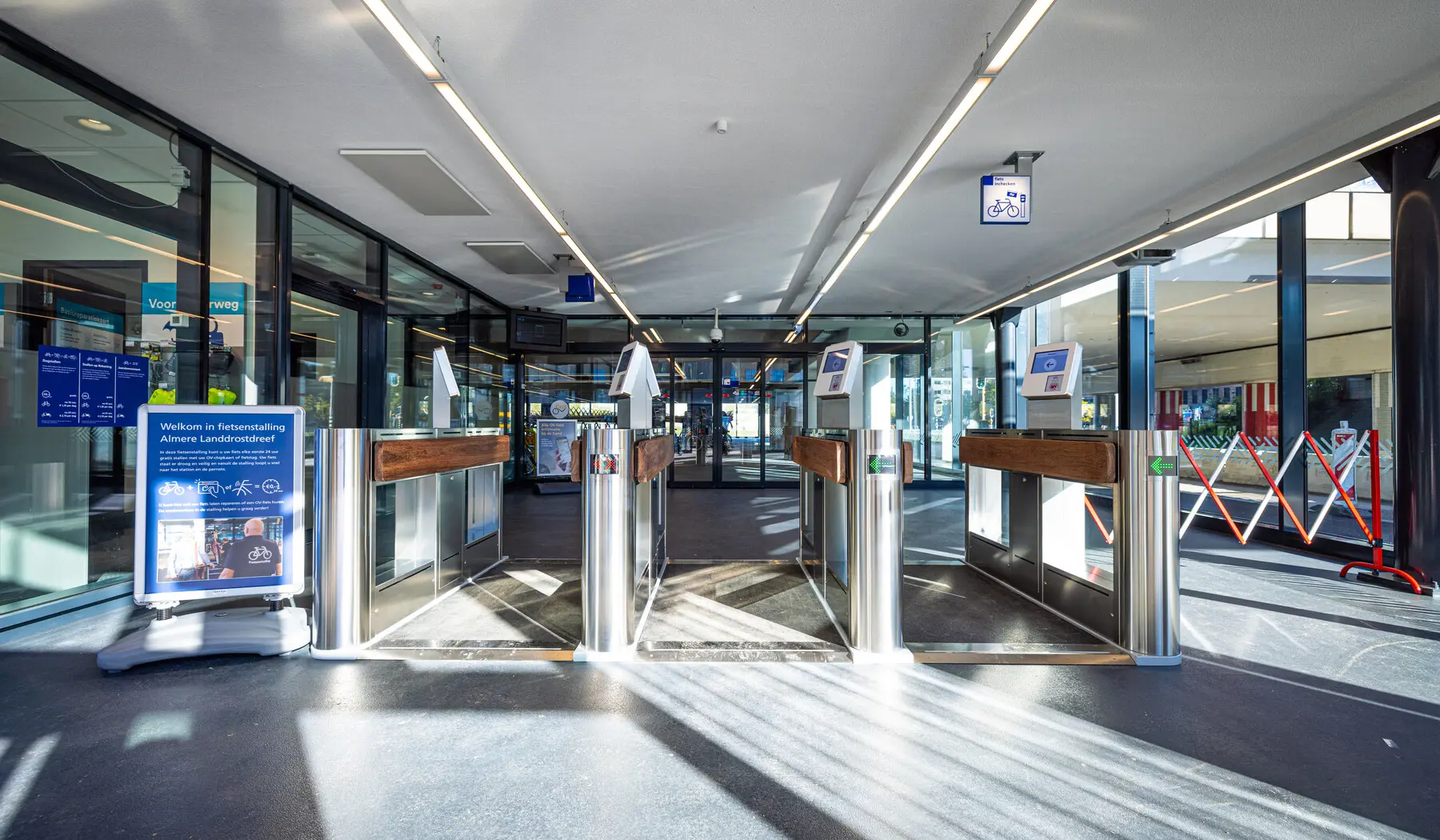 De nieuwe fietsenstalling is open, licht en ruim