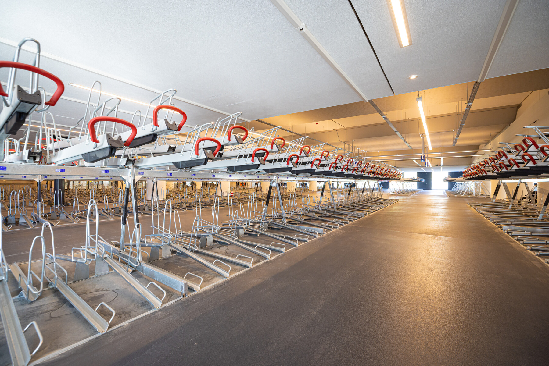 Het aantal fietsparkeerplekken op Almere Centrum is verdubbeld