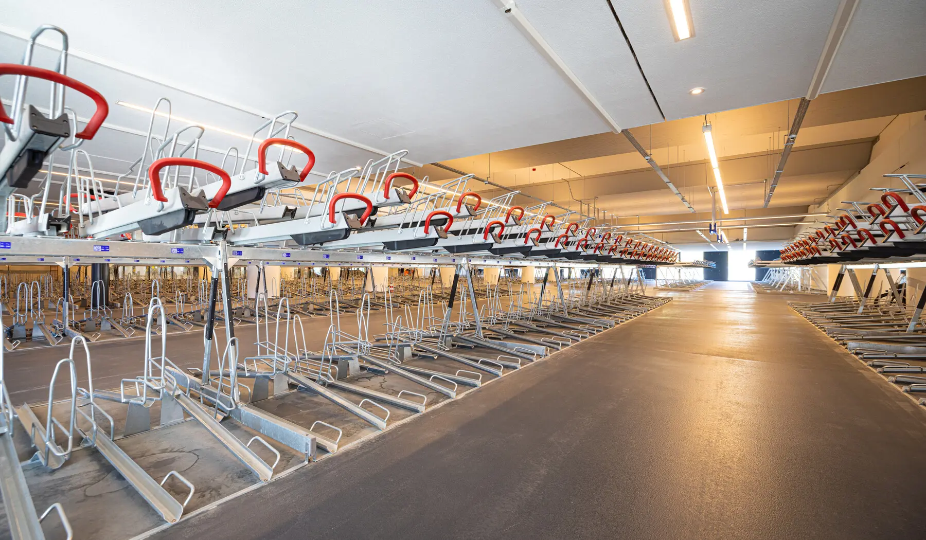 Het aantal fietsparkeerplekken op Almere Centrum is verdubbeld