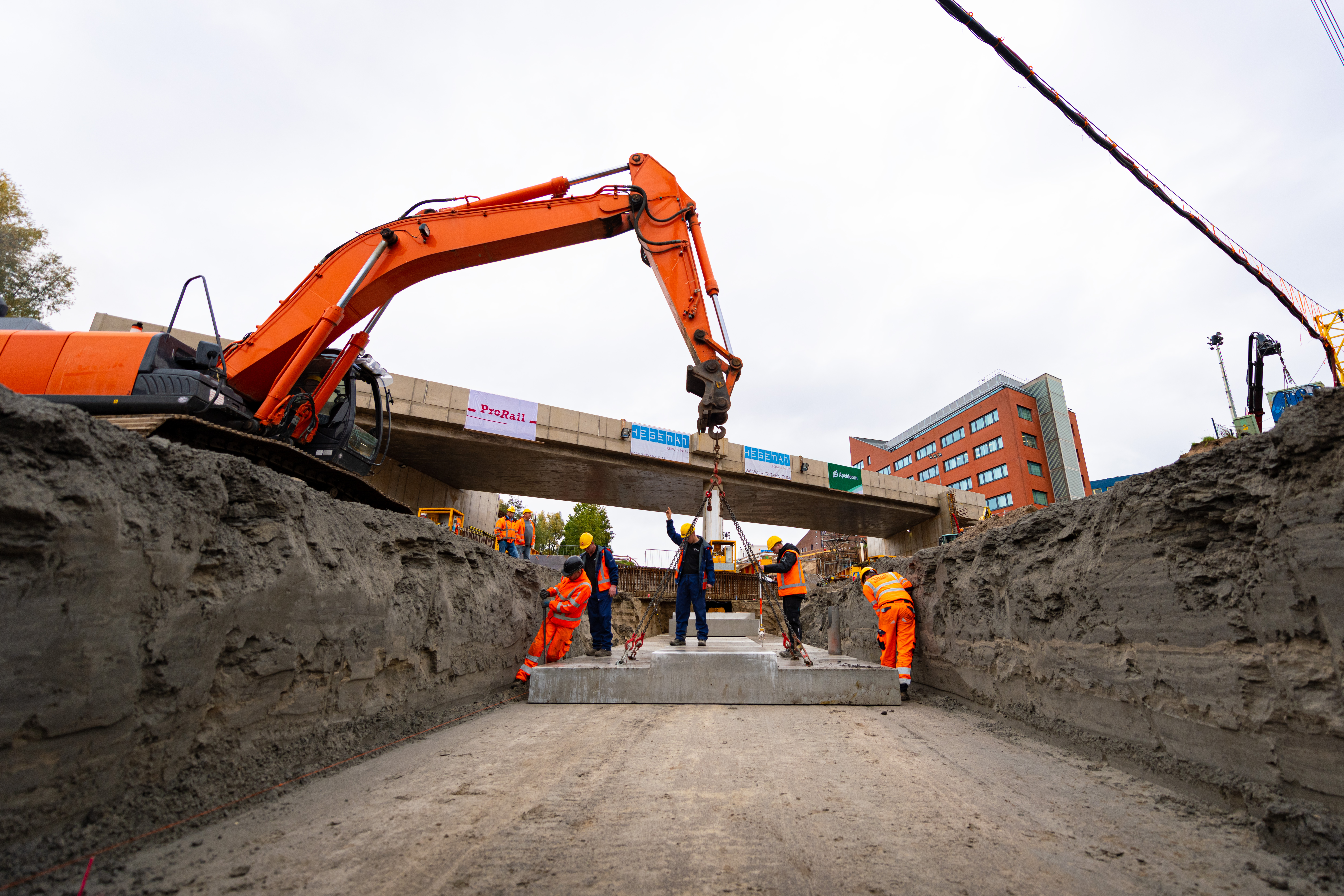 Spoormachine werkt op de centimeter nauwkeurig