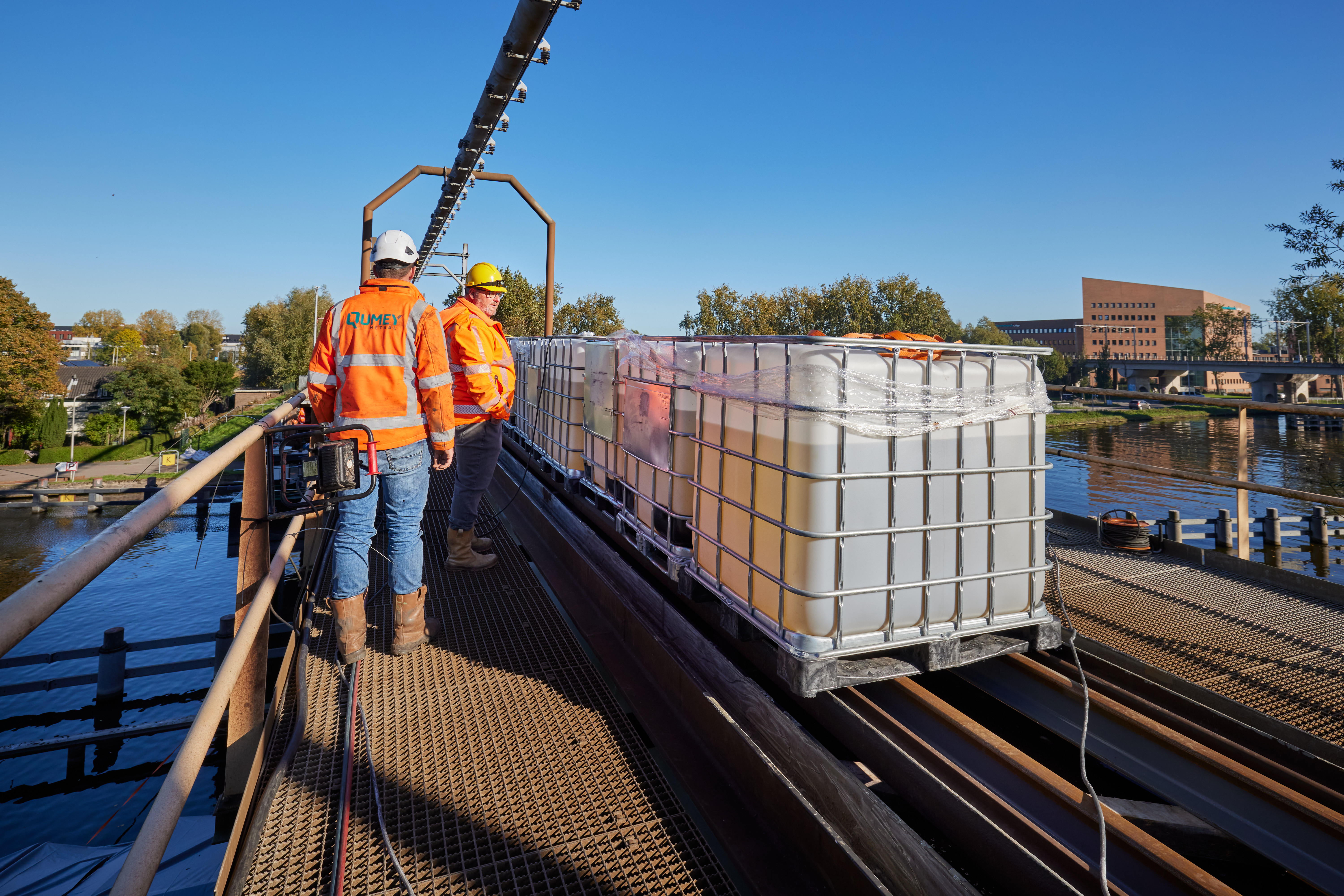 Watertanks op de brug