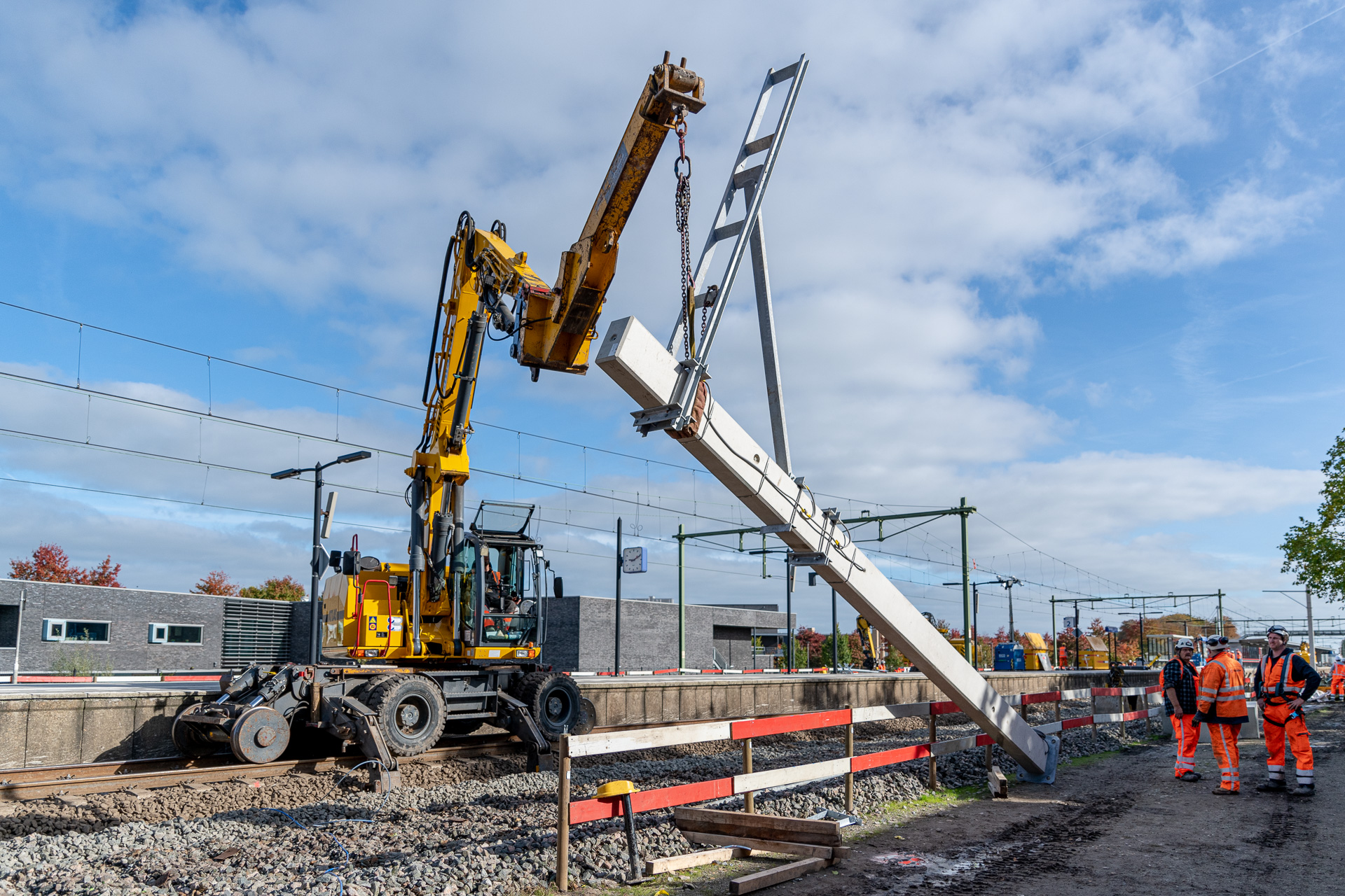 De betonnen masten krijgen een plek in Steenwijk.