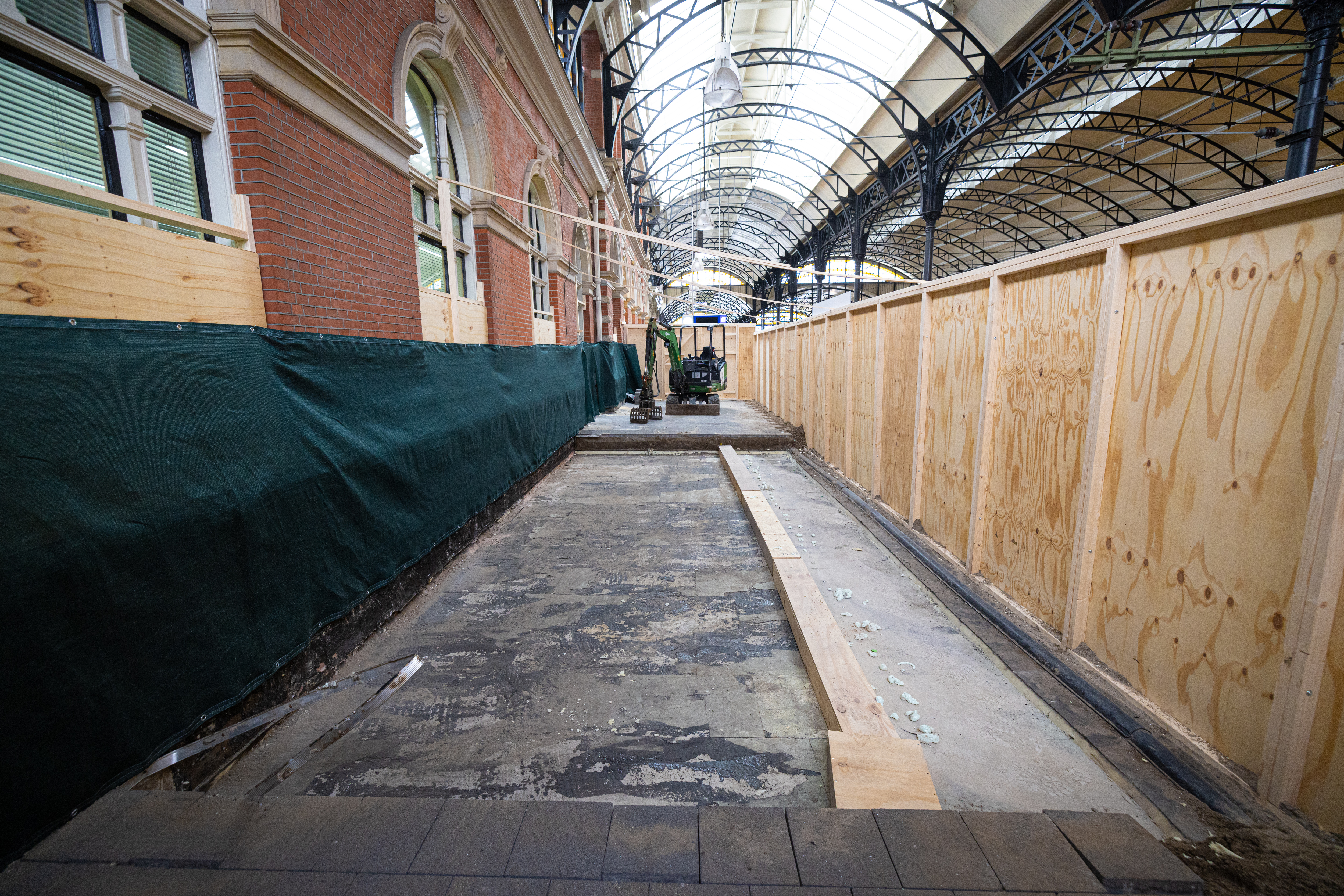 Op perron 1 is goed te zien waar de nieuwe trap straks komt