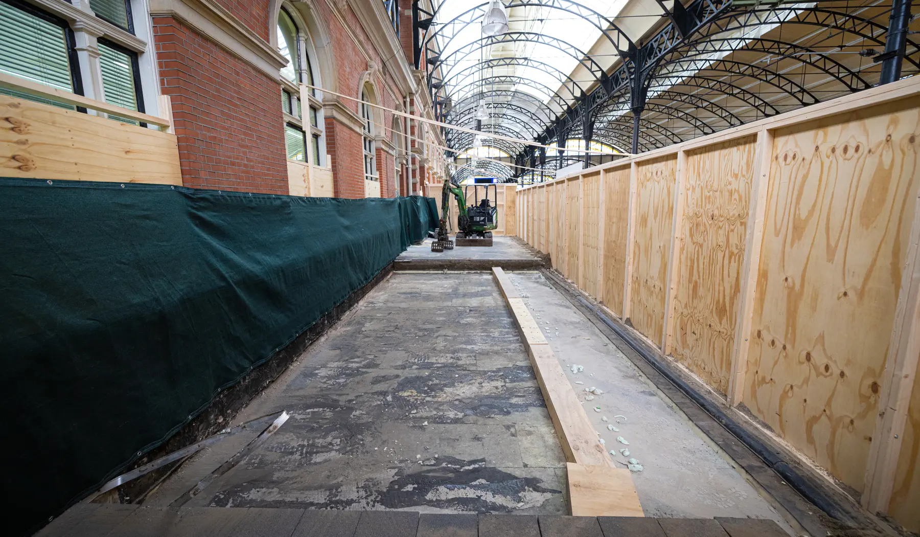 Op perron 1 is goed te zien waar de nieuwe trap straks komt