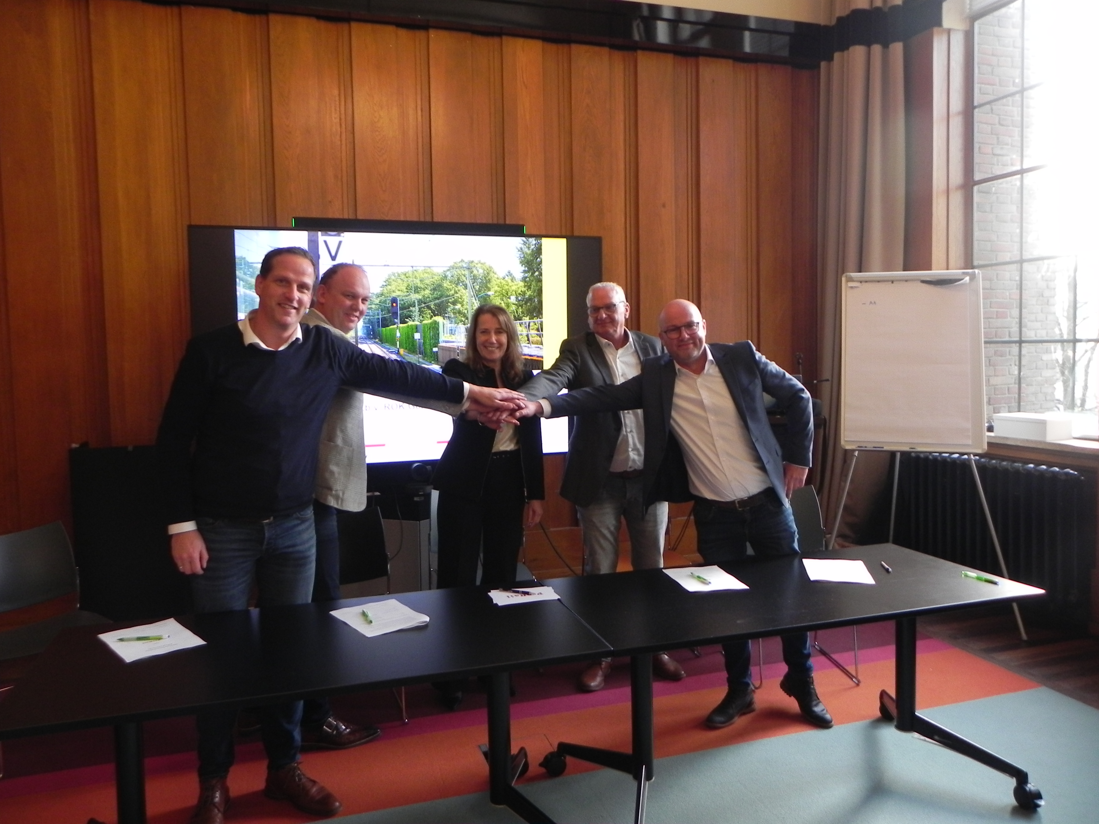 Mirjam van Velthuizen – Lormans, CFO bij ProRail, met de aannemers bij de ondertekening van de overeenkomst