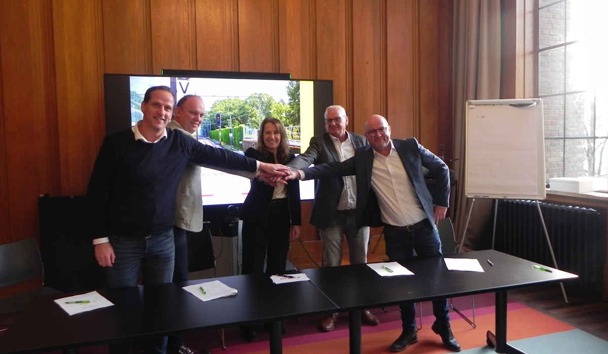 Mirjam van Velthuizen – Lormans, CFO bij ProRail, met de aannemers bij de ondertekening van de overeenkomst