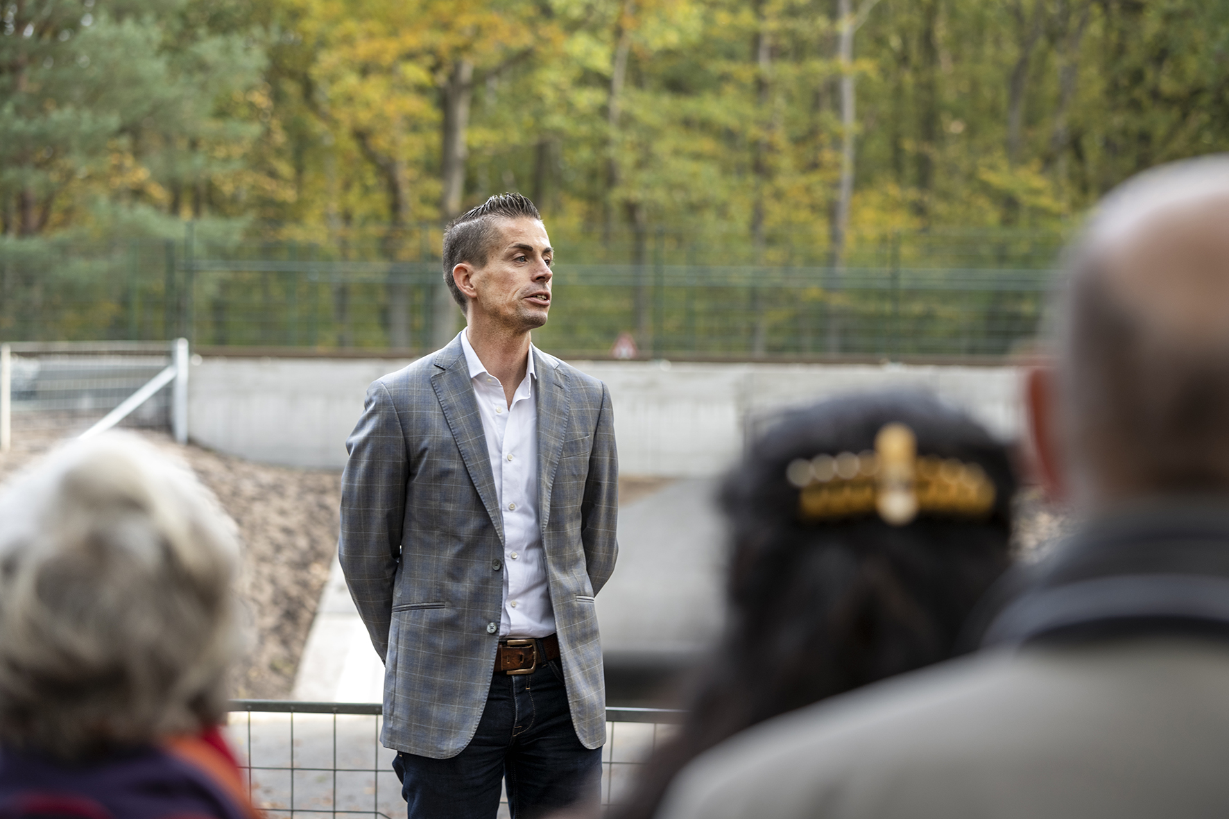 Harro Homan, regiodirecteur ProRail spreekt de genodigden toe