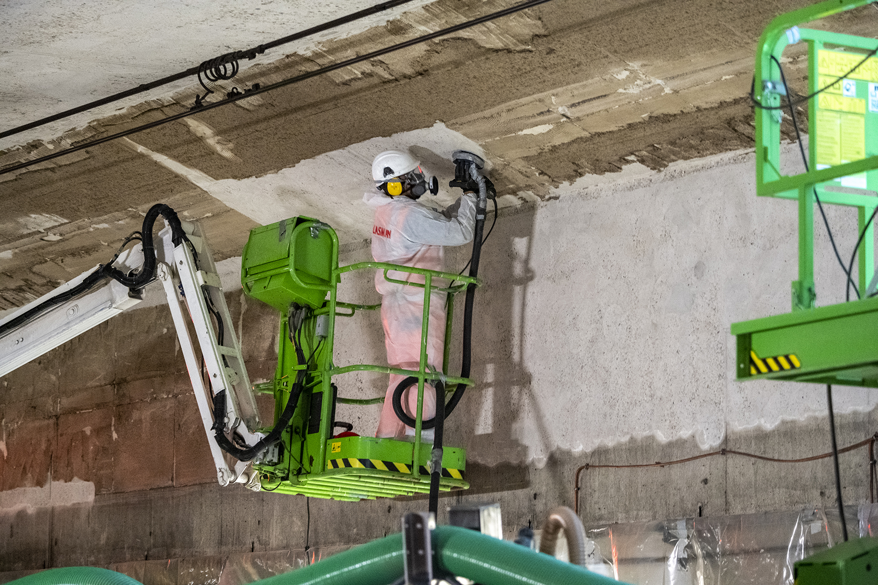 met een speciale werkwijze werd de asbesthoudende lijm uit de tunnel verwijderd.