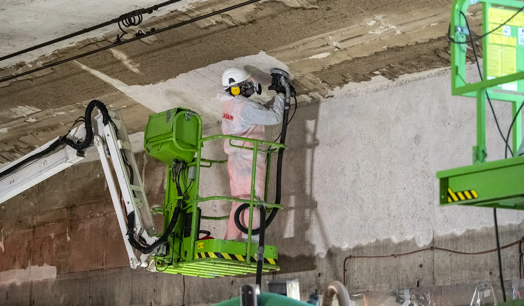 met een speciale werkwijze werd de asbesthoudende lijm uit de tunnel verwijderd.