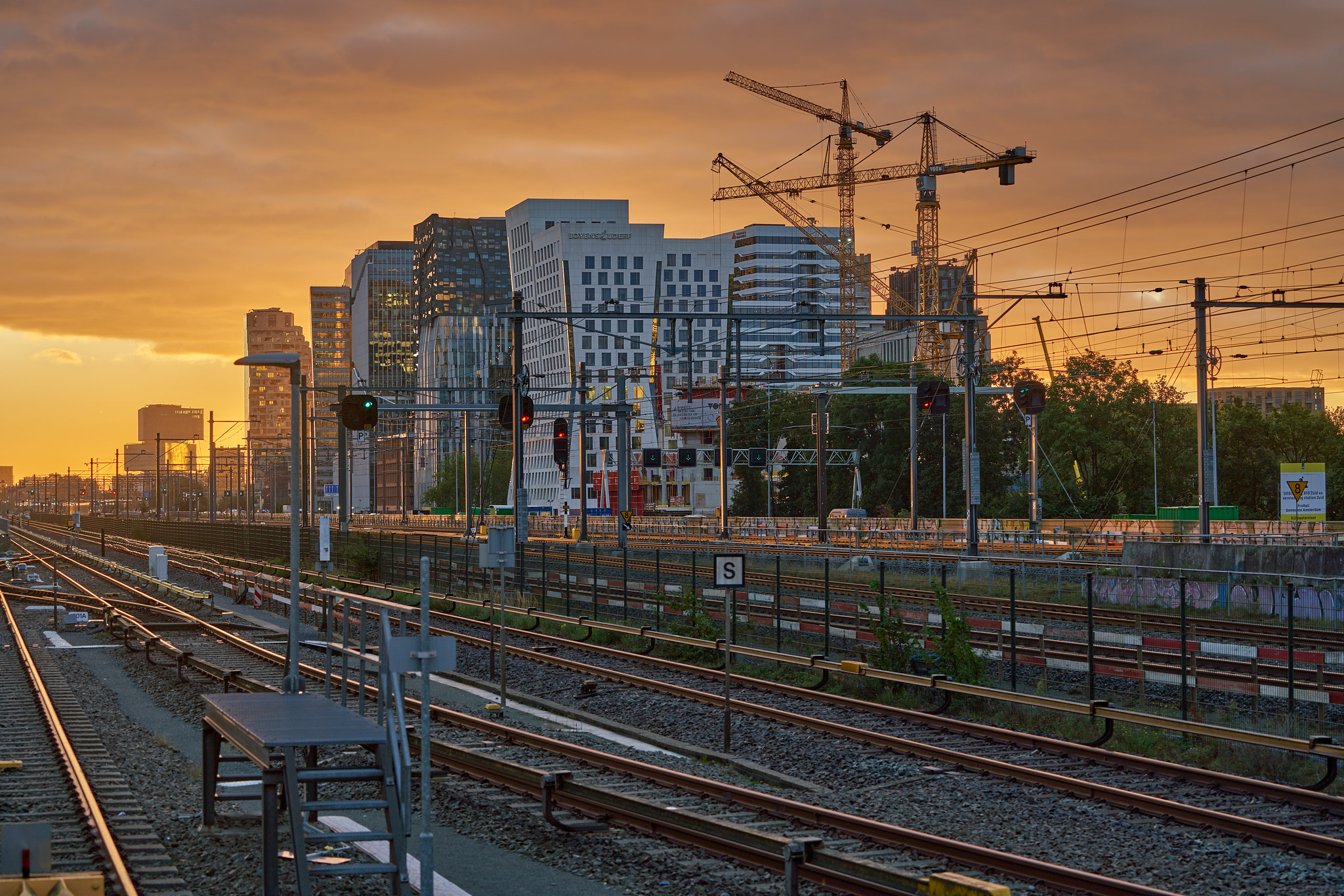 De Zuidas in de avond