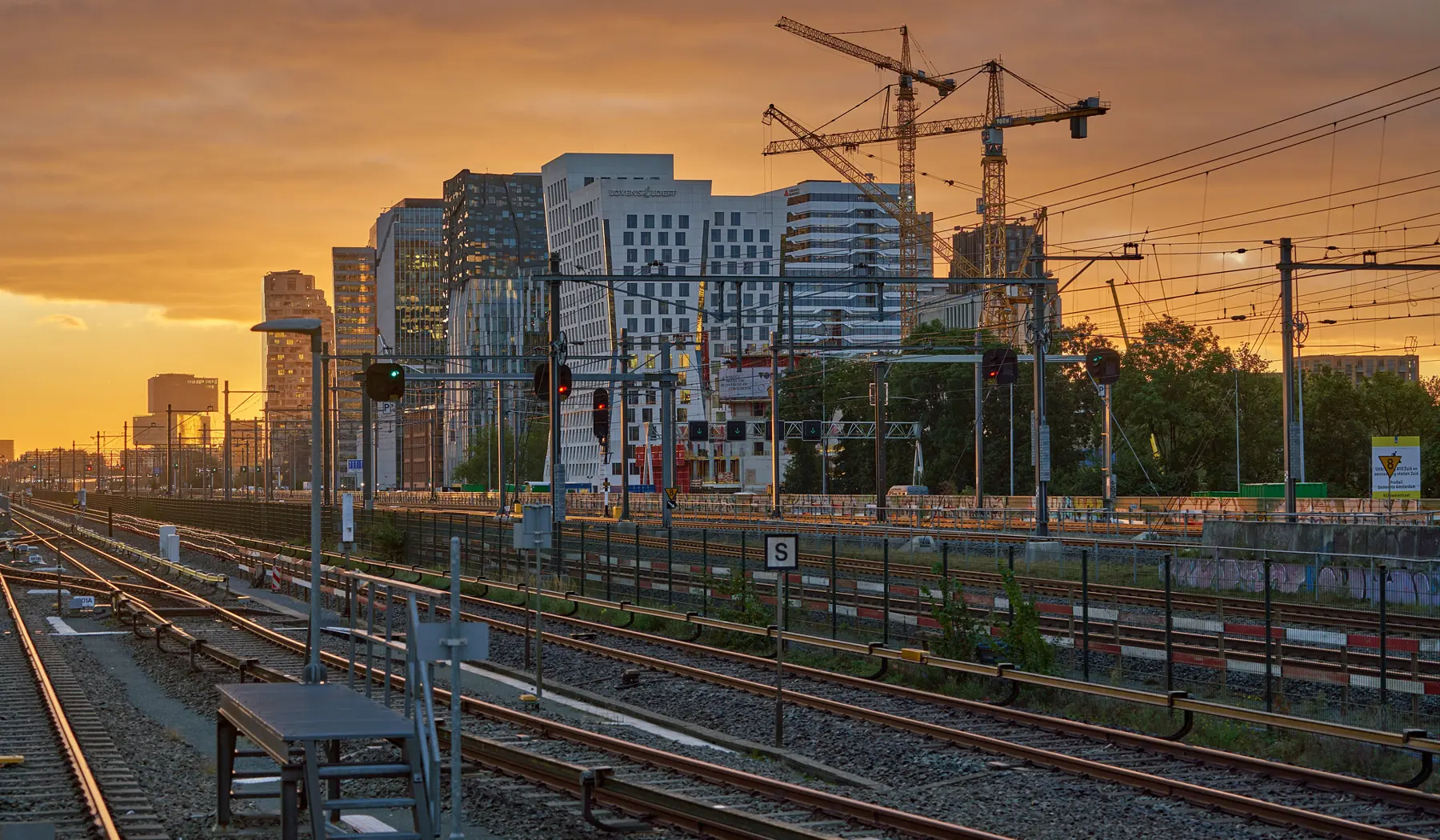 De Zuidas in de avond