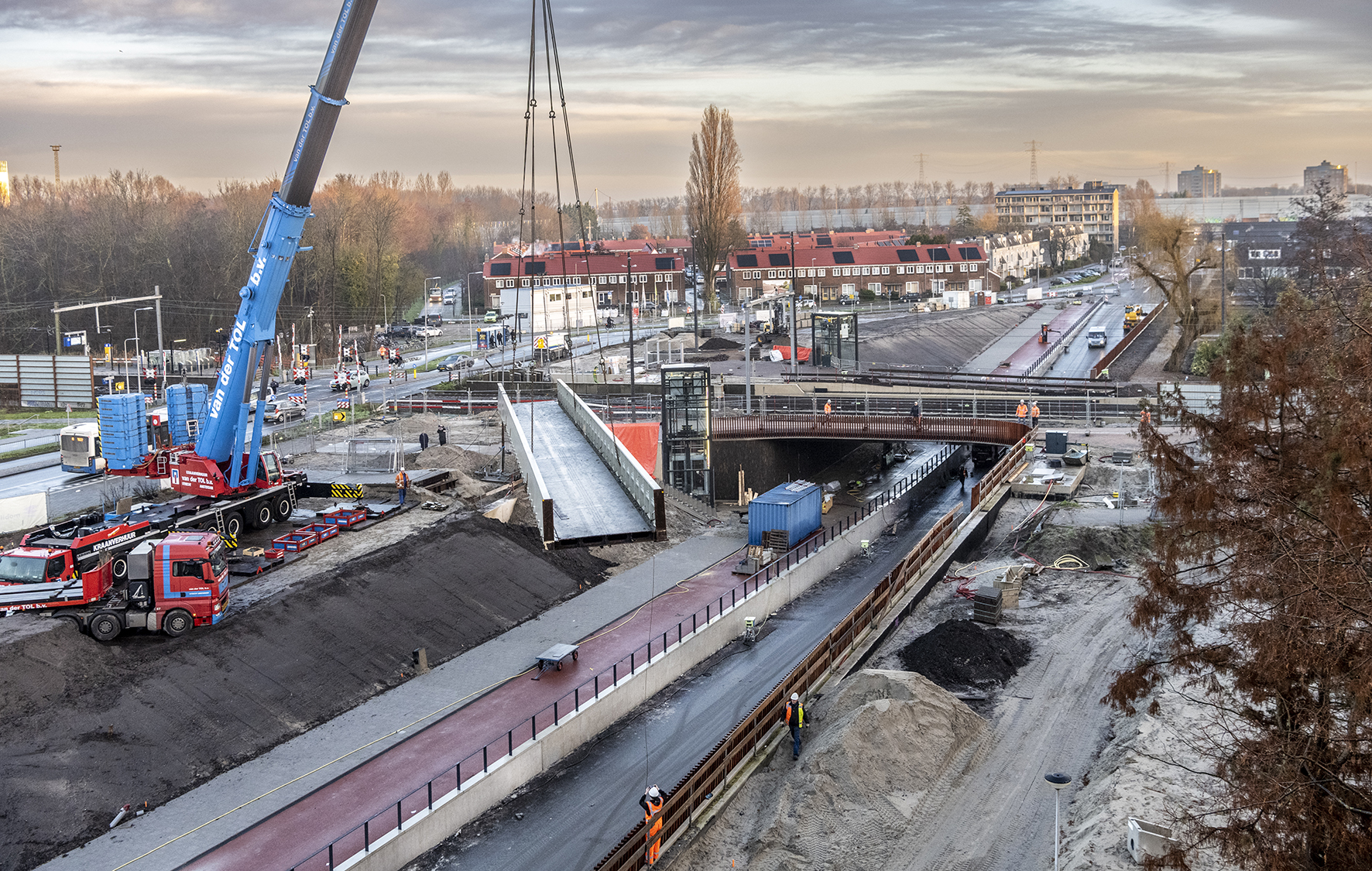Spectaculair gezicht: de loopbrug wordt weggetakeld.