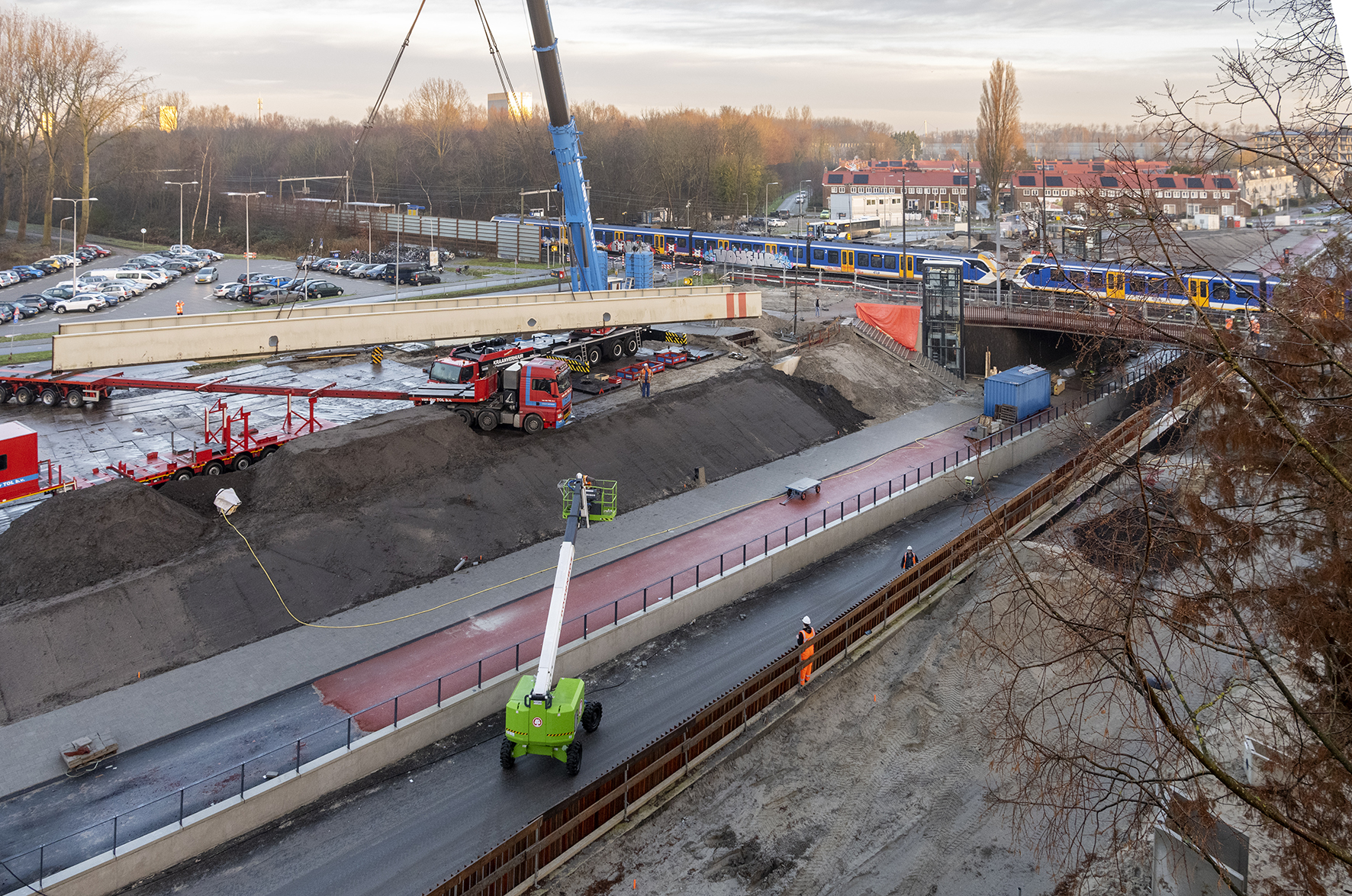 Bijna klaar: hierna is de loopbrug met een dieplader afgevoerd