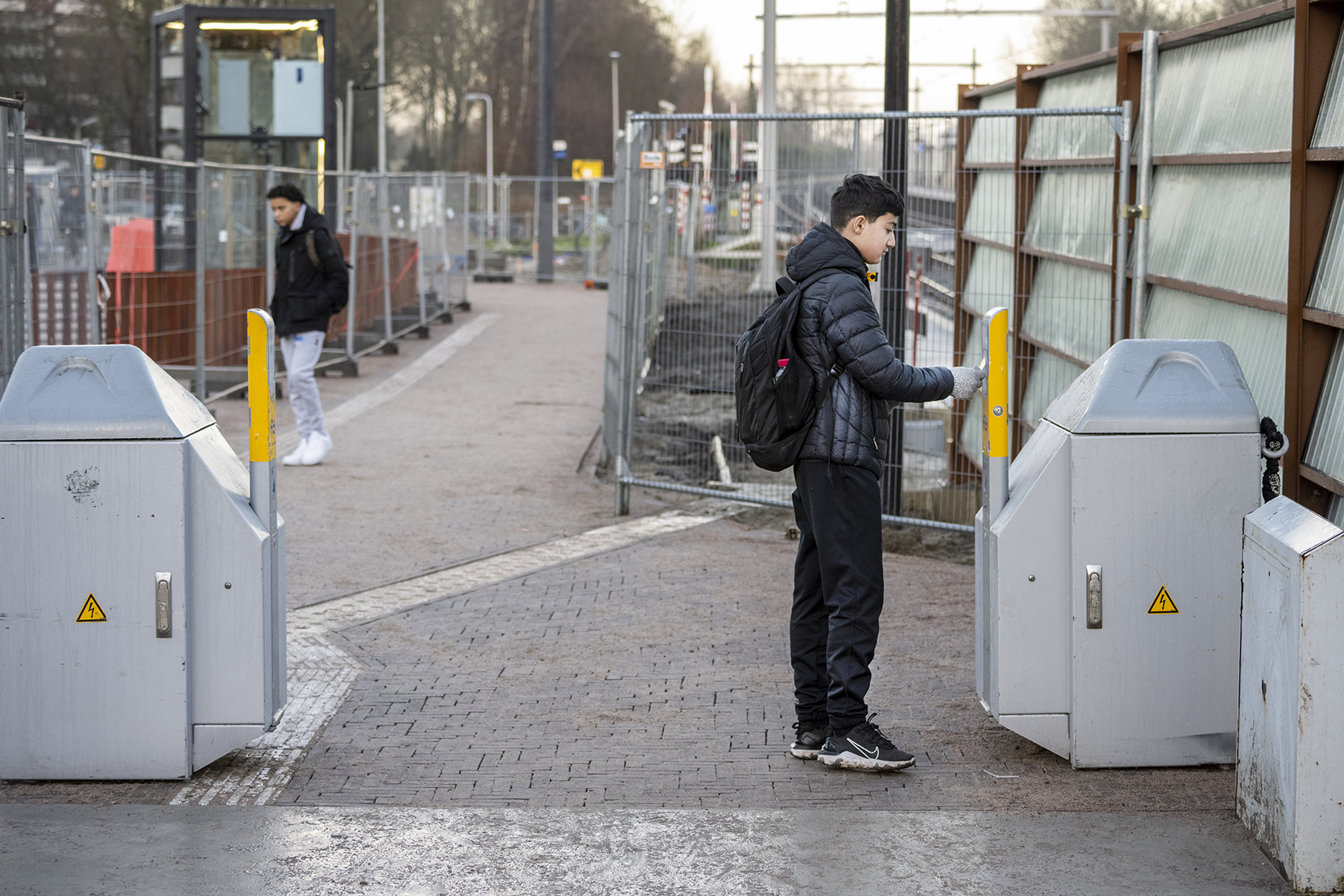 Reizigers kunnen gebruik maken van de nieuwe voetgangersbrug