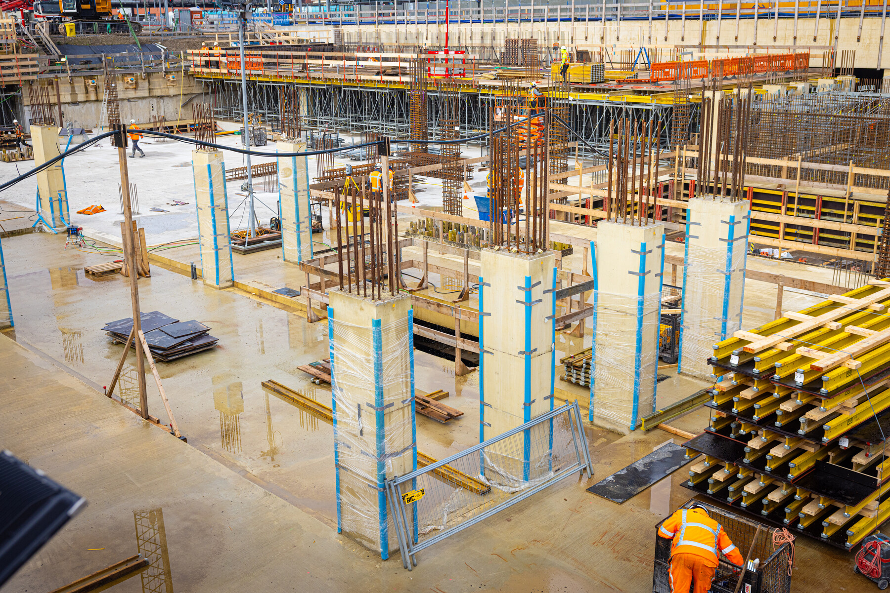 Pilaren waar het busperron op rust