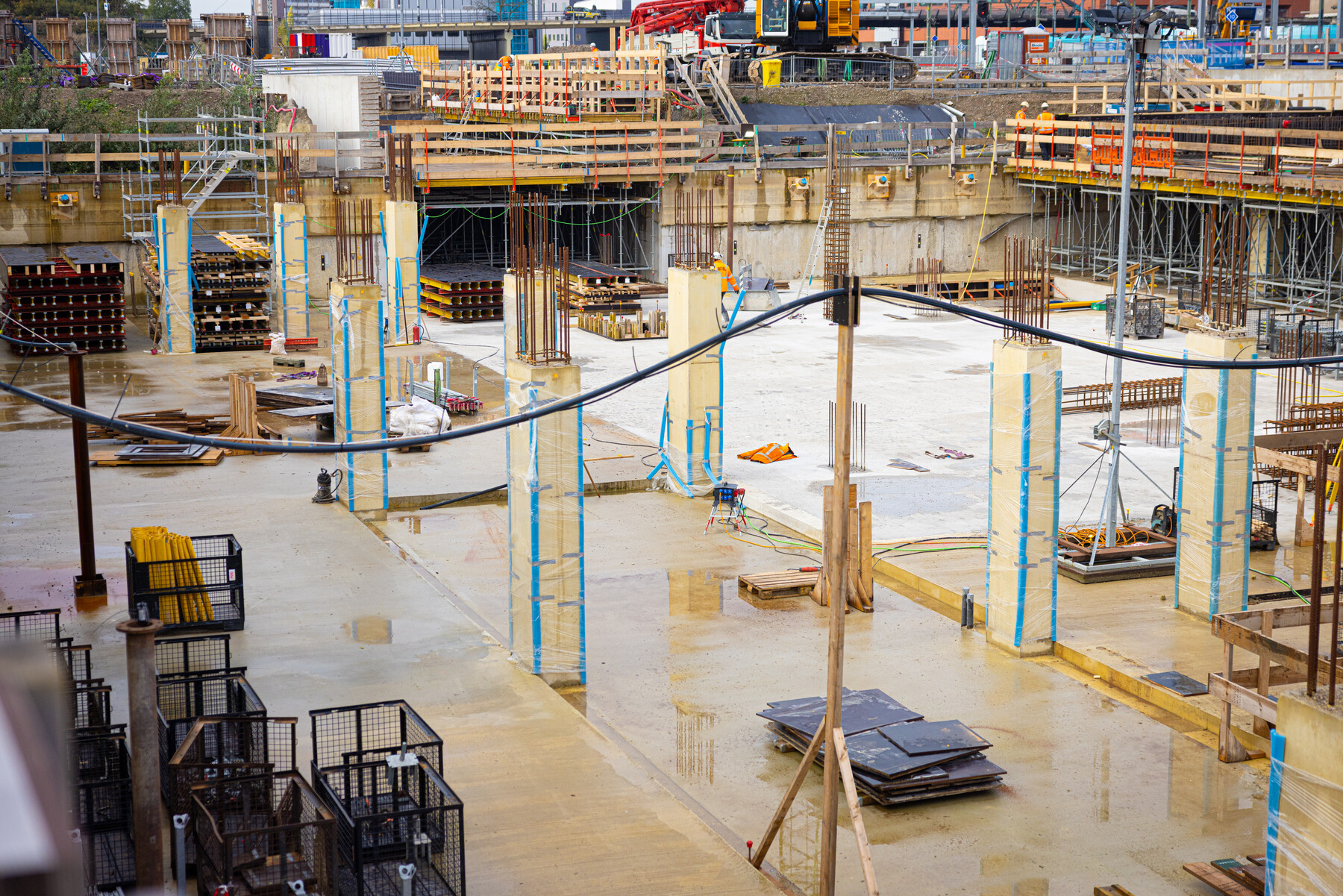 Plek van het busperron en in de verte de plek waar de (rol)trappen naar het perron komen