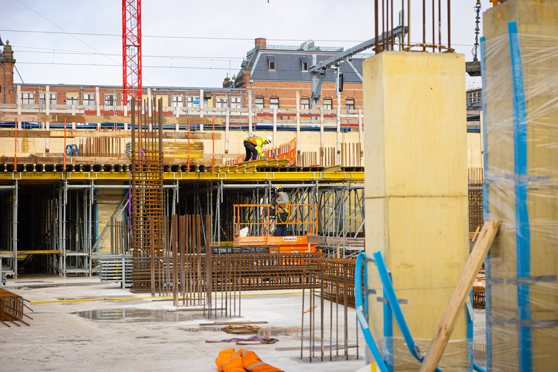 In de verte aan het werk aan spoor 7