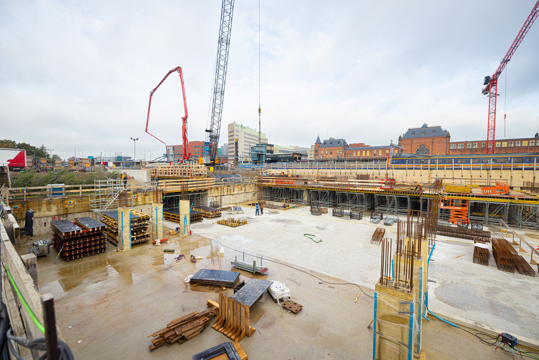 Reizigersplein en pilaren waar het busperron straks op komt