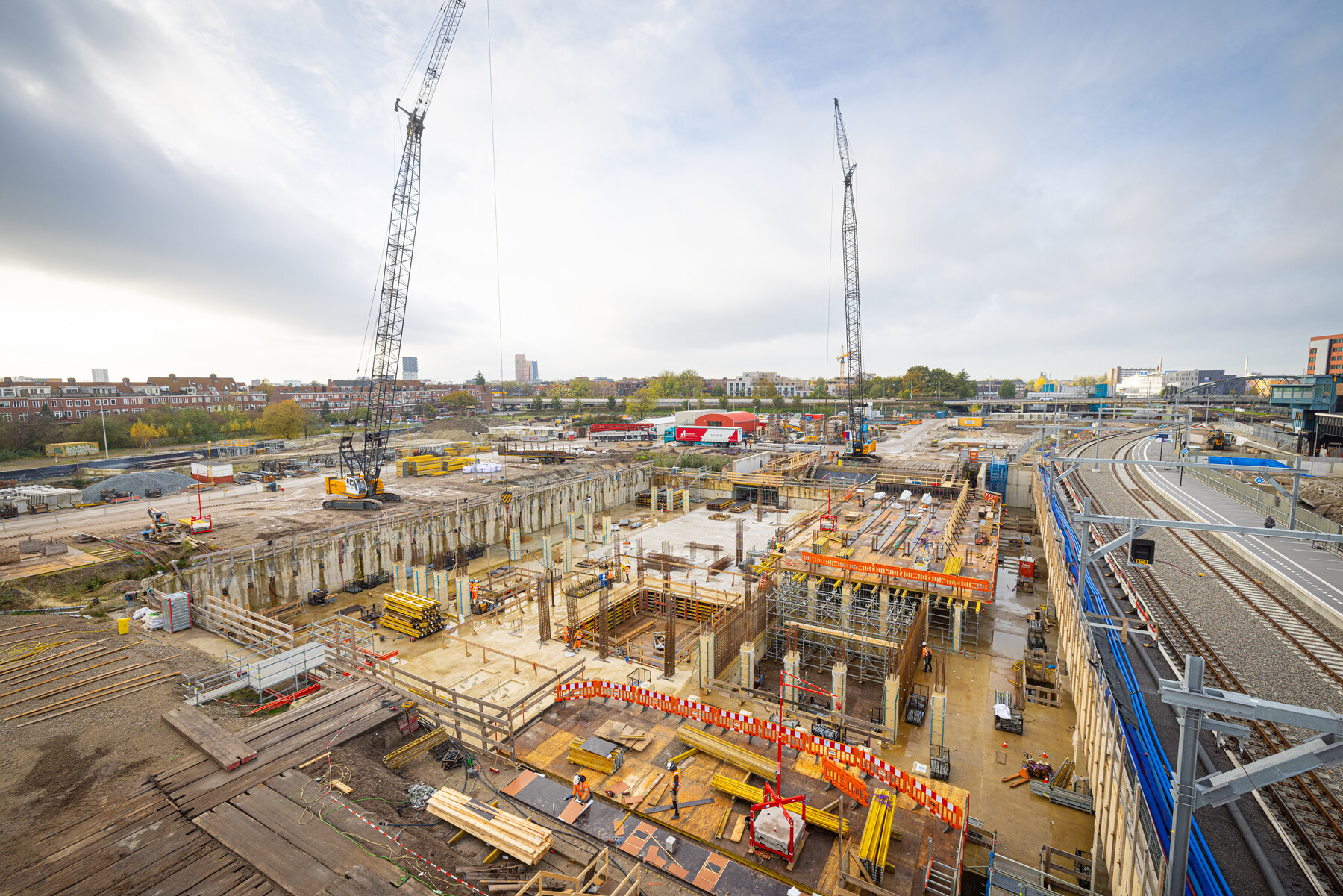 Het bestaande en nieuwe spoordek voor spoor 7