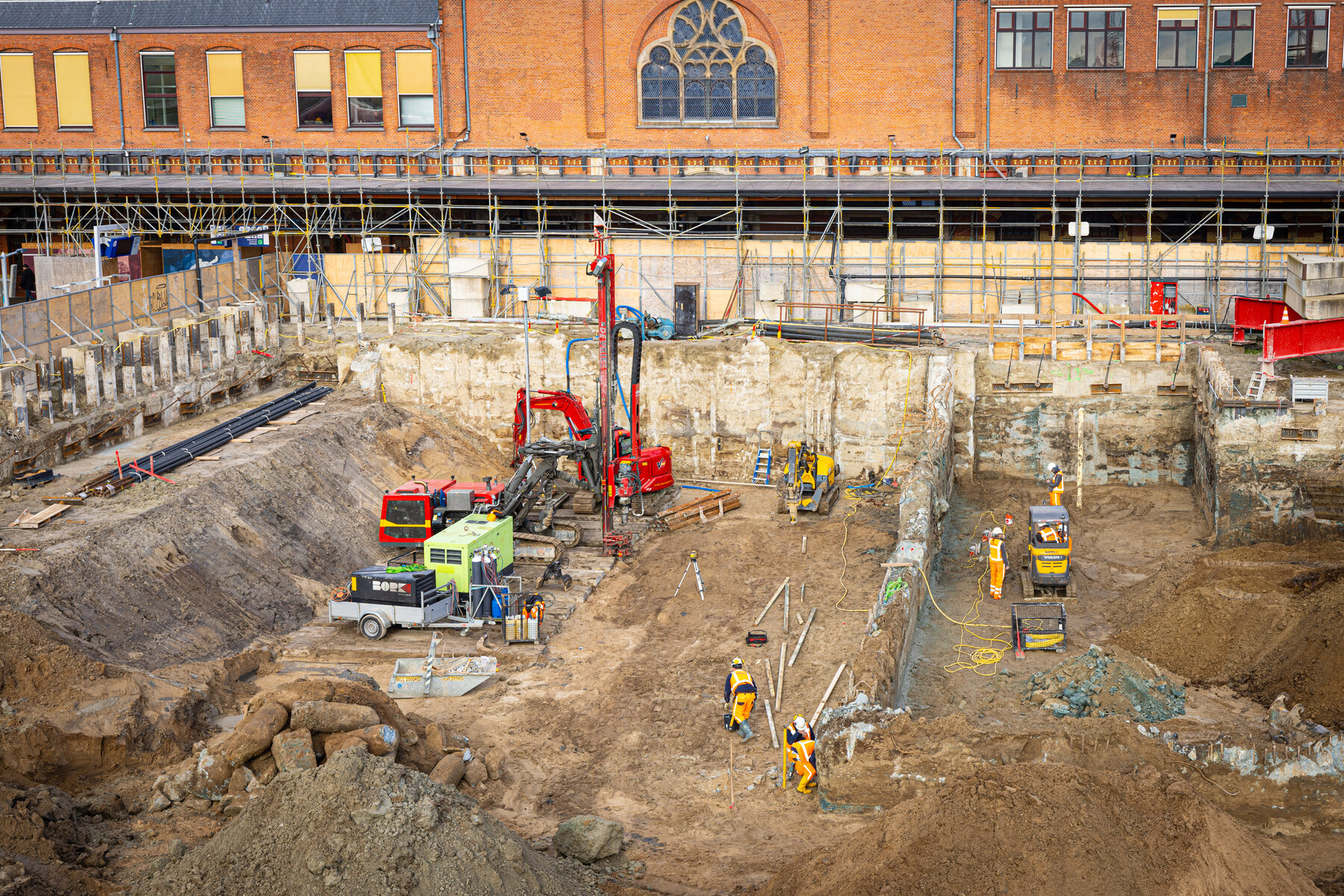 De plek waar reizigers straks aan de noordkant van het station de reizigersonderdoorgang in of uit kunnen