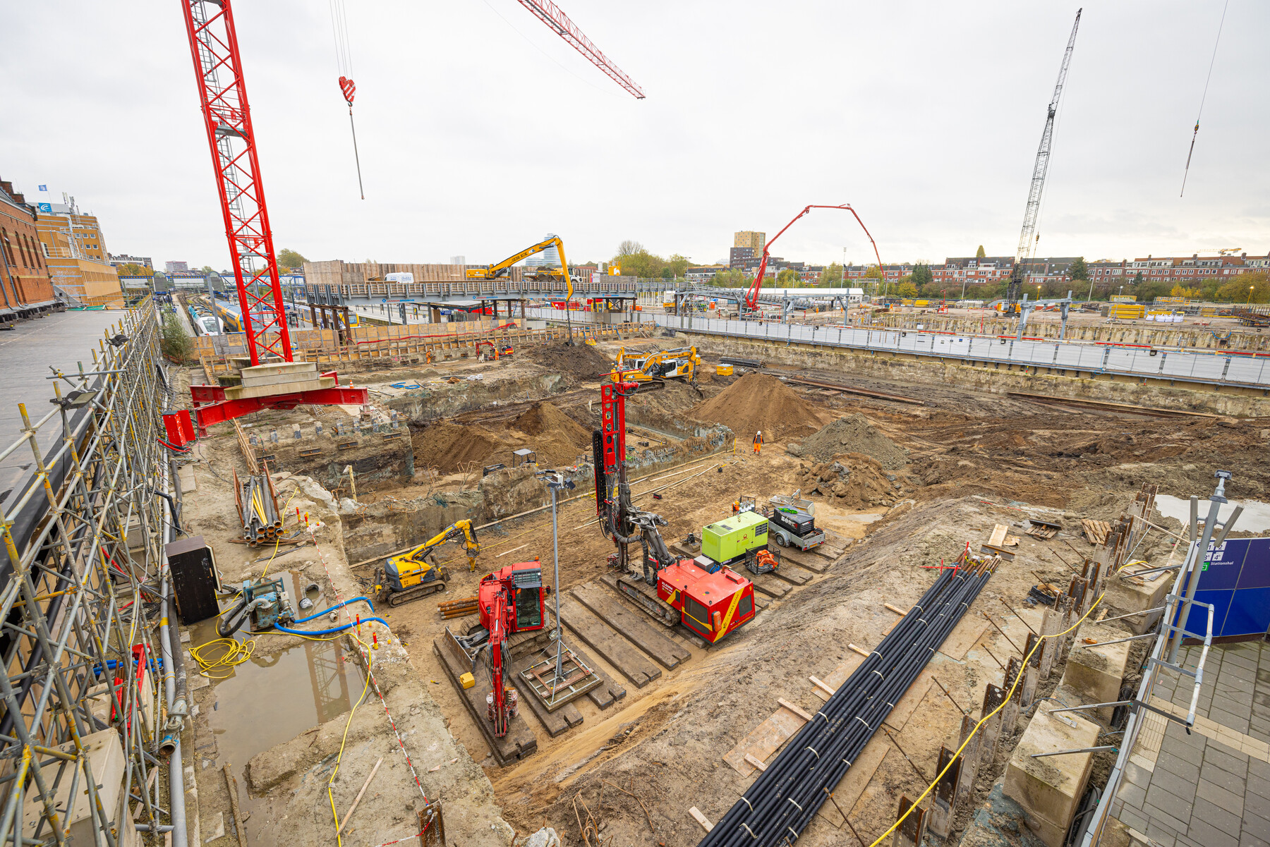 De plek waar reizigers straks aan de noordkant van het station de reizigersonderdoorgang in of uit kunnen