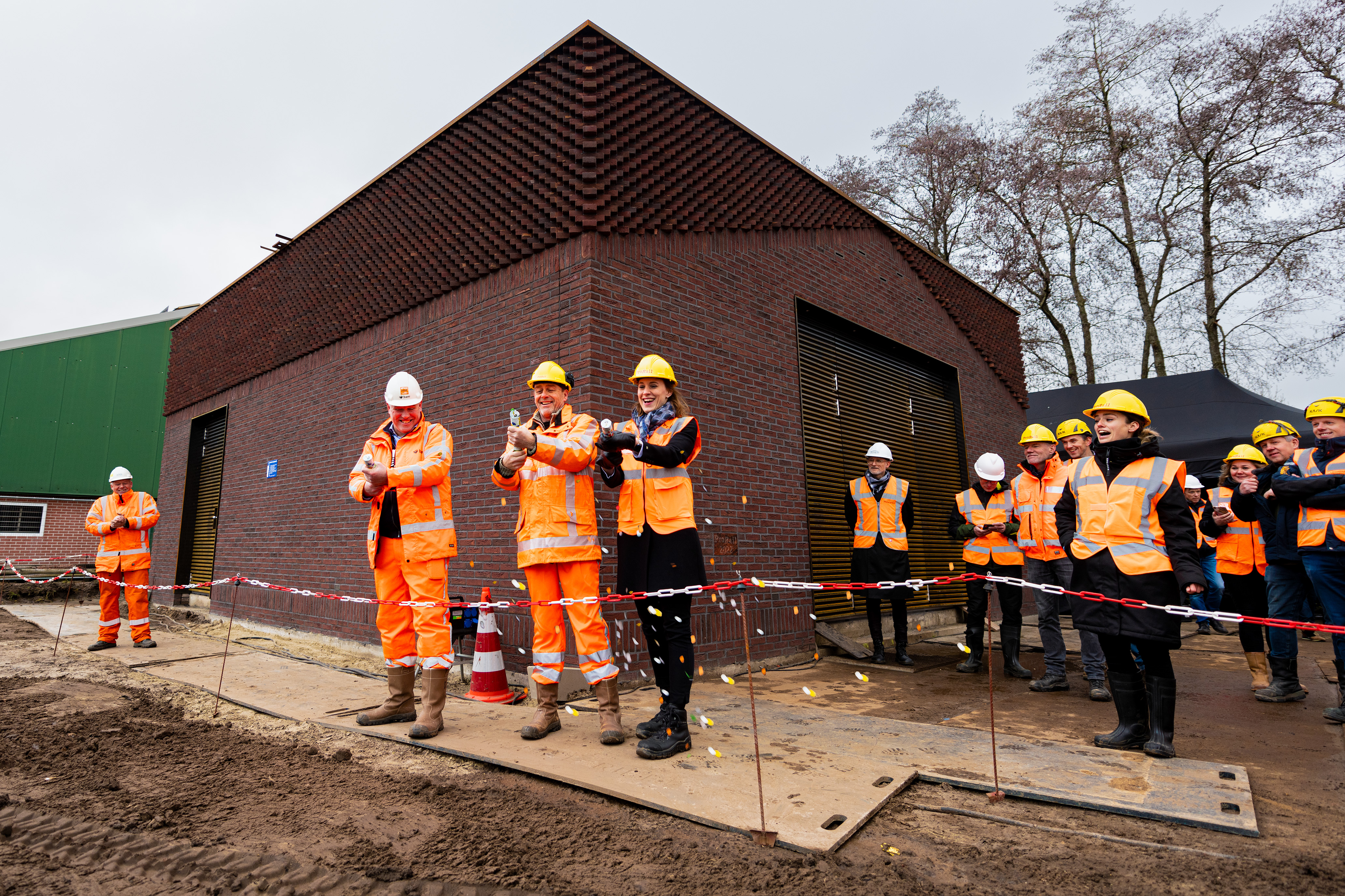 Regiodirecteur Danou Veenhof bij het onderstation Meulunteren