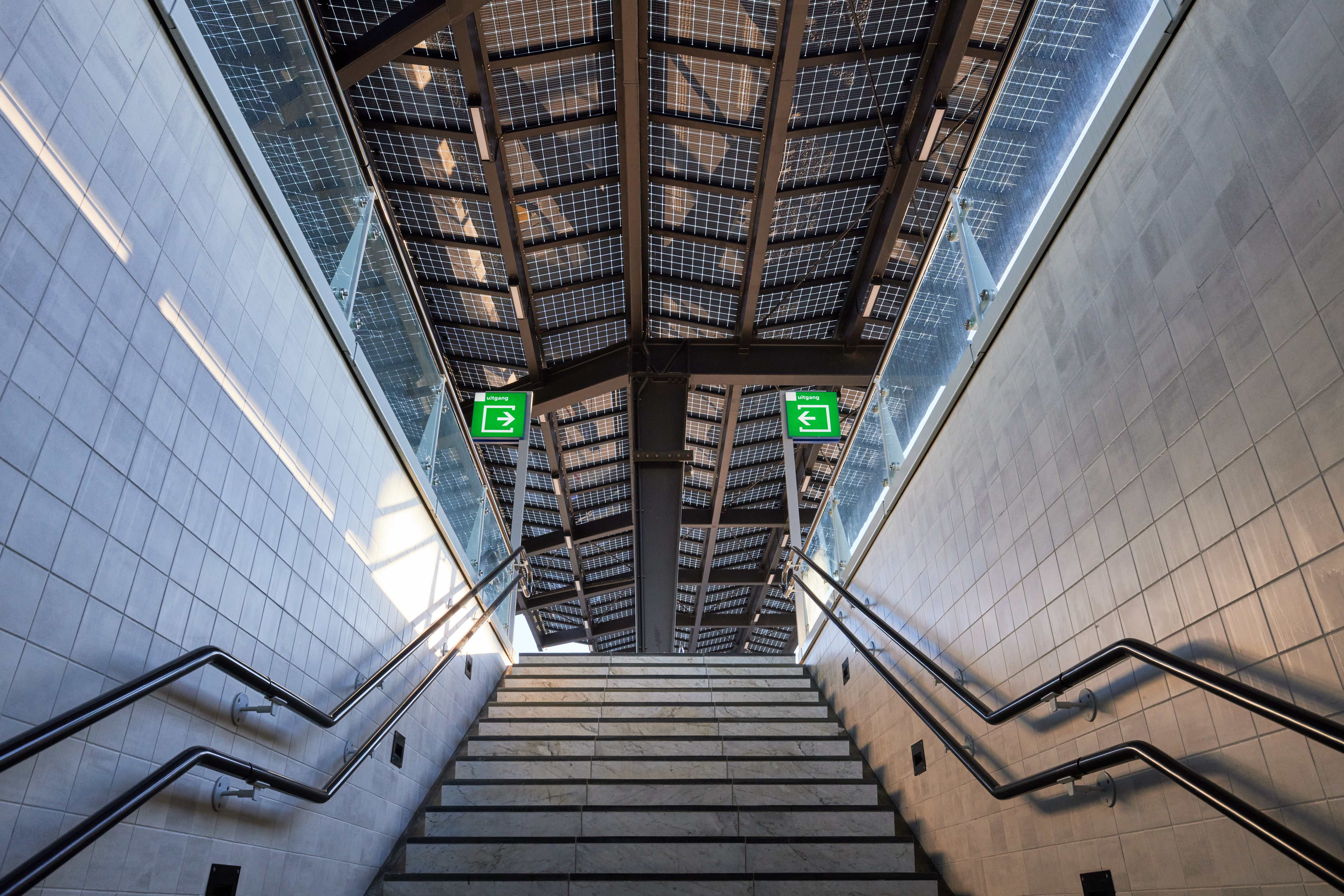 Zonnepanelen in de perronkap