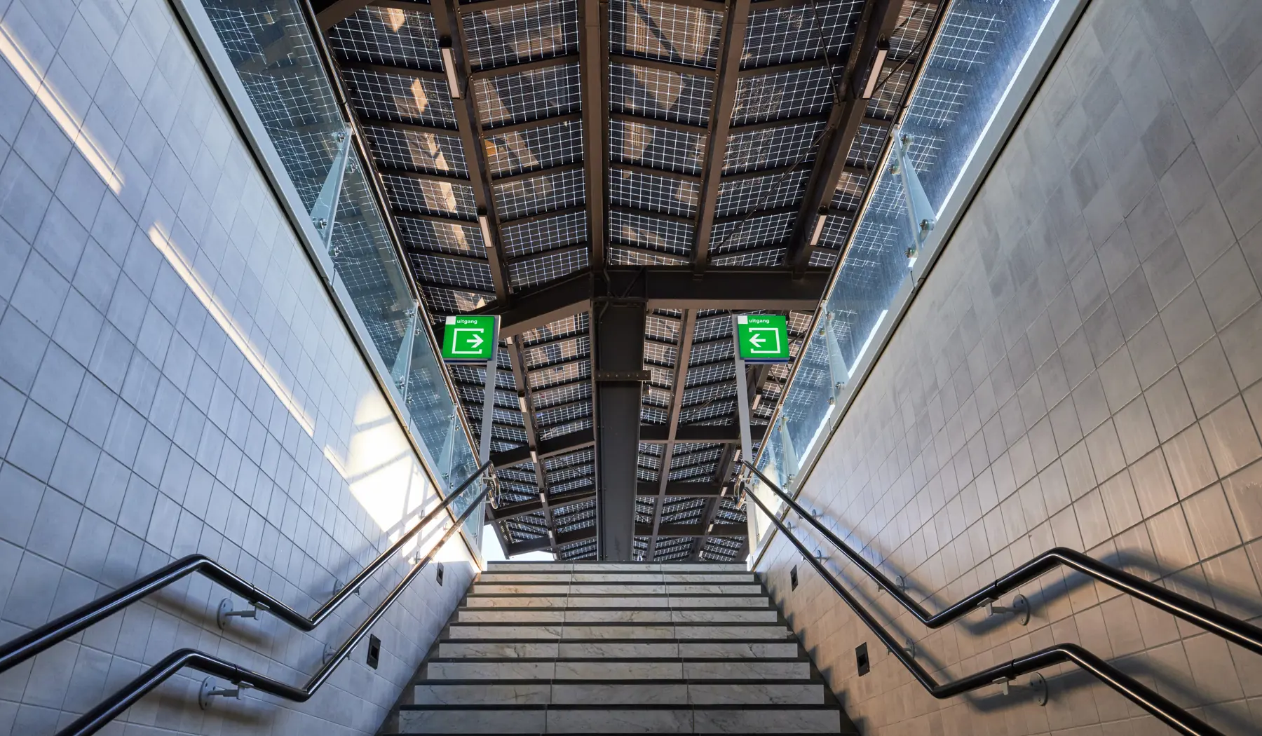 Zonnepanelen in de perronkap