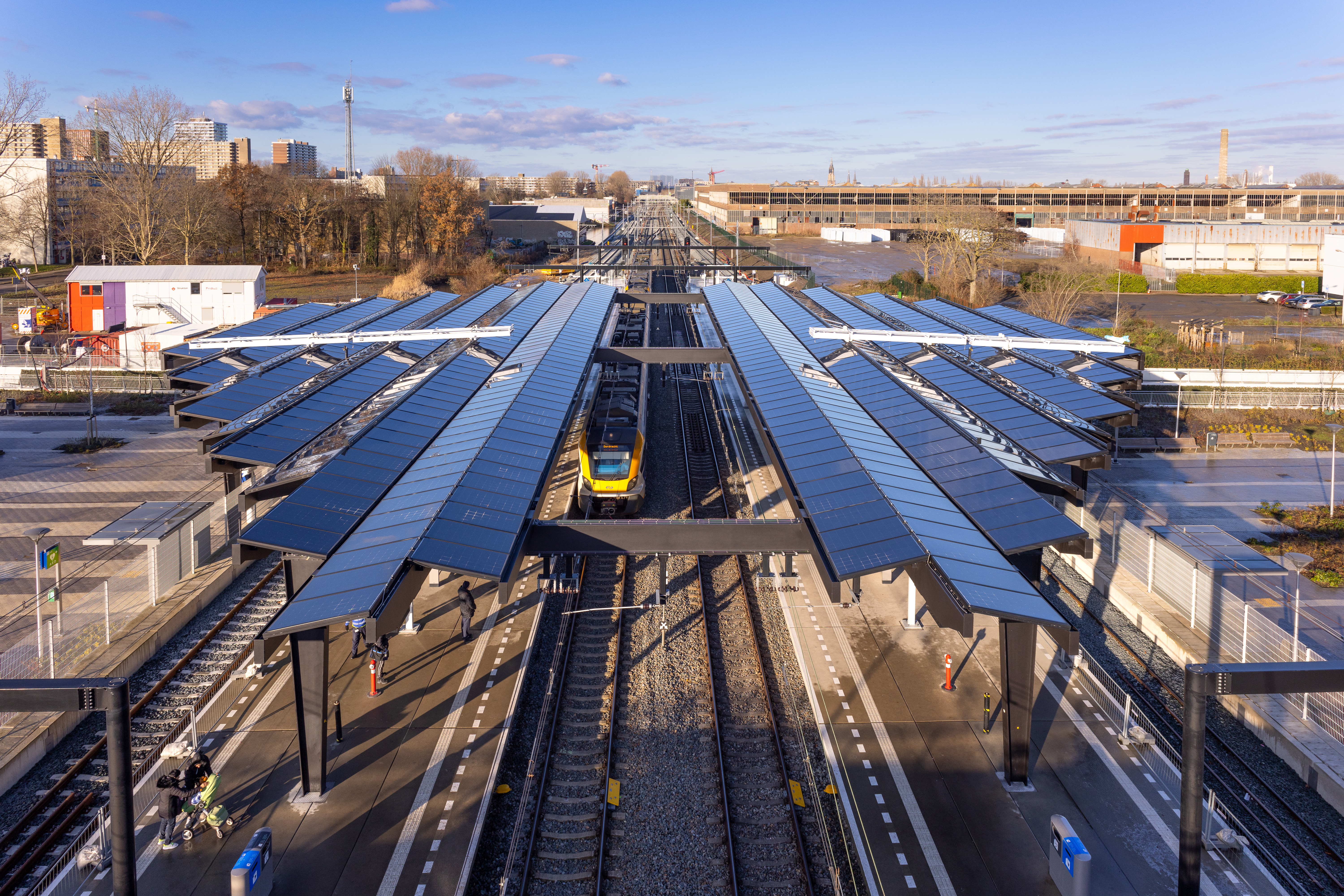 Het dak bestaat uit zonnepanelen