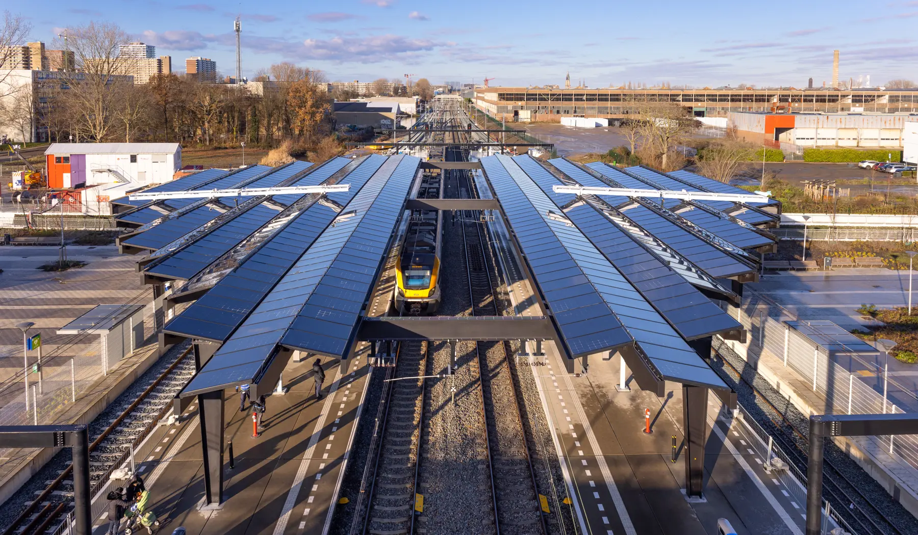 Het dak bestaat uit zonnepanelen