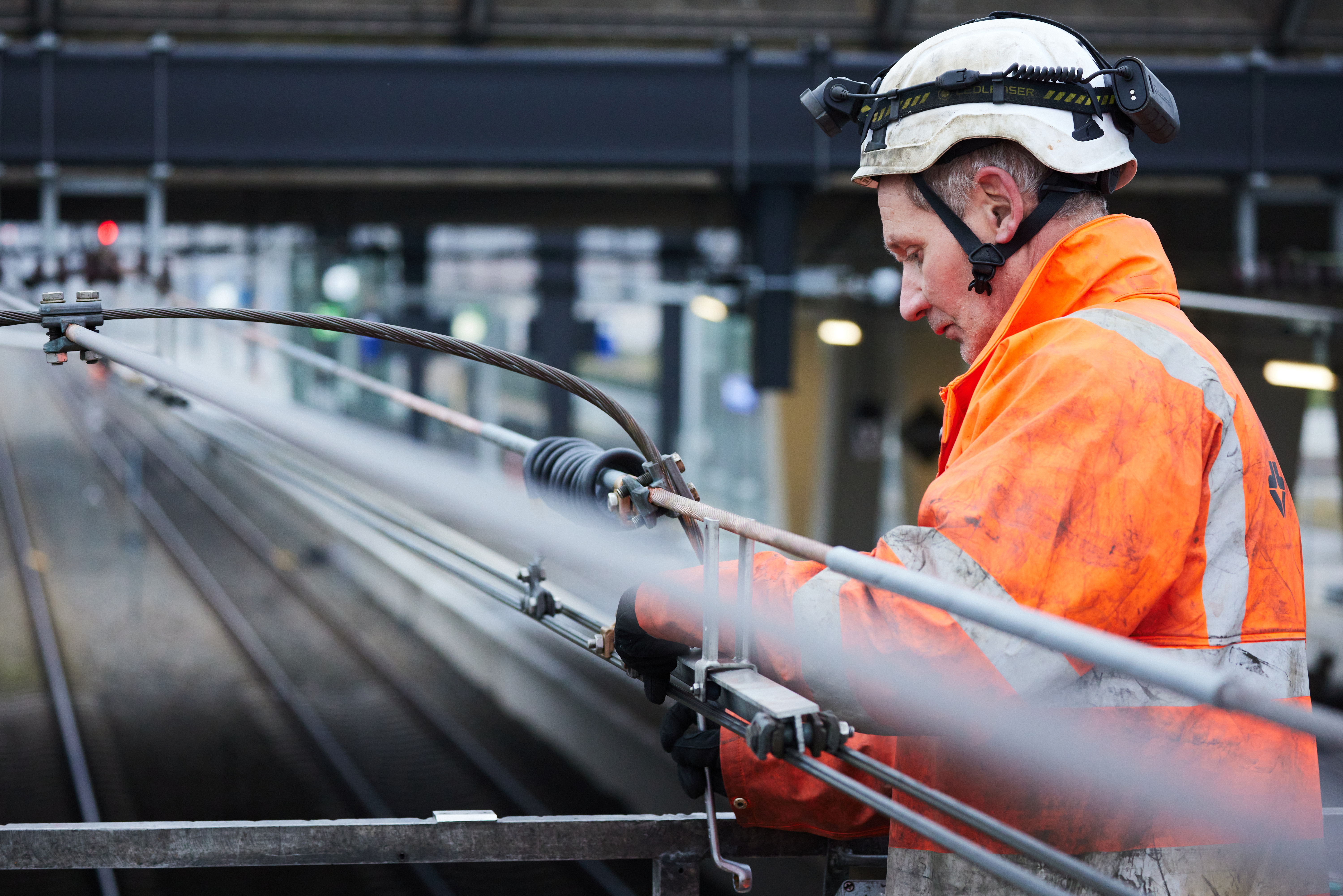 Werk aan bovenleiding bij Delft Campus