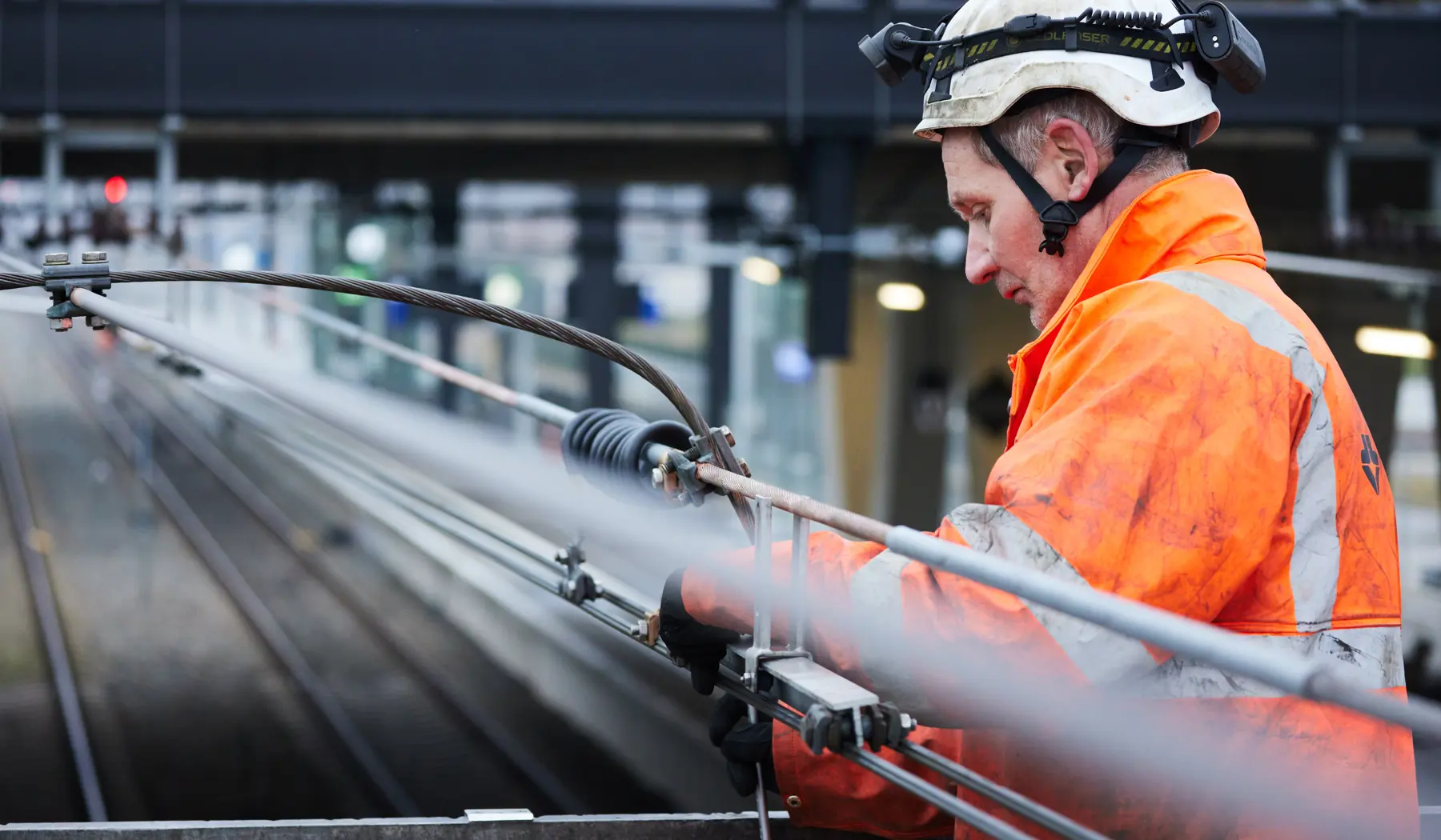 Werk aan bovenleiding bij Delft Campus