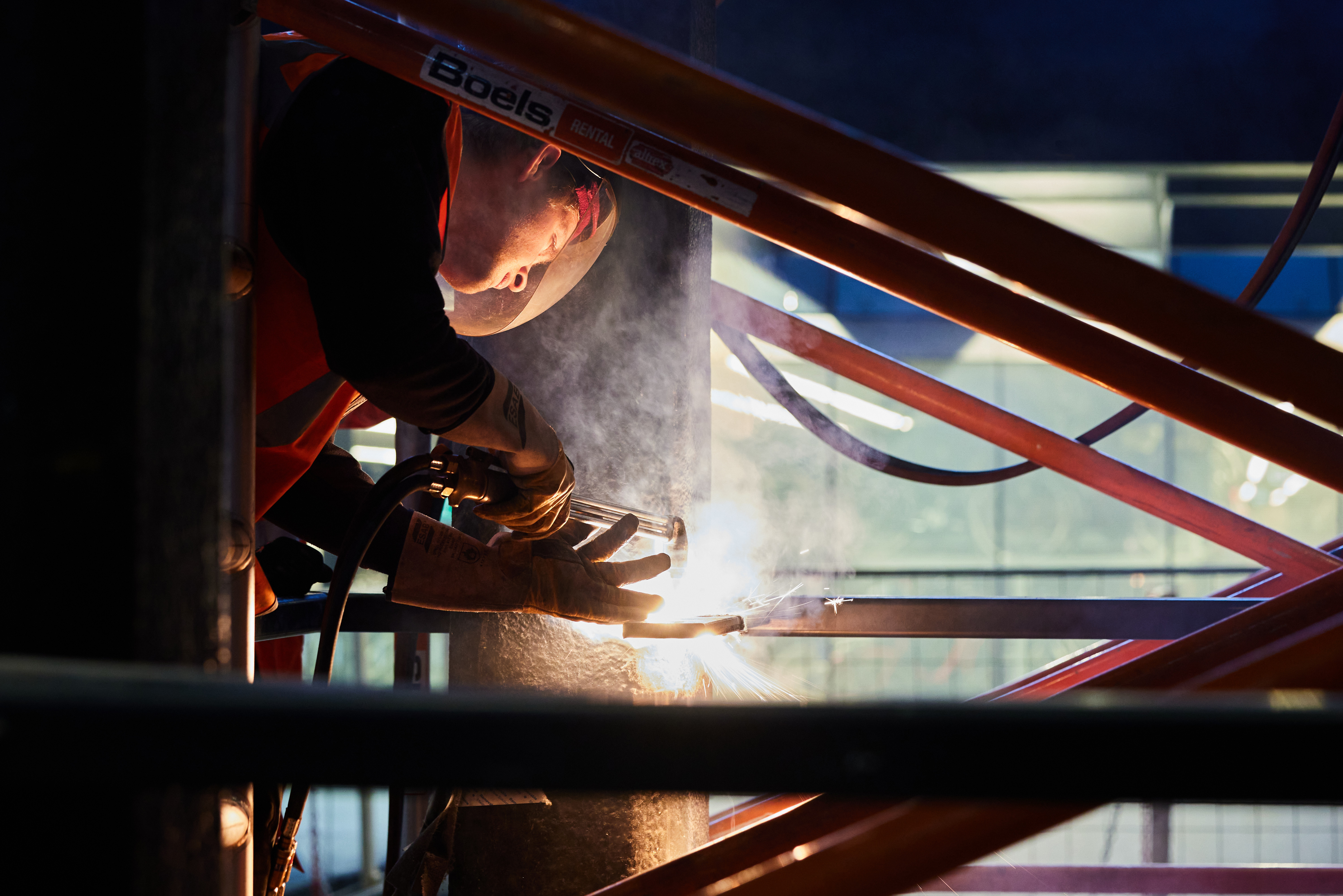 Lassen aan staalconstructie lift