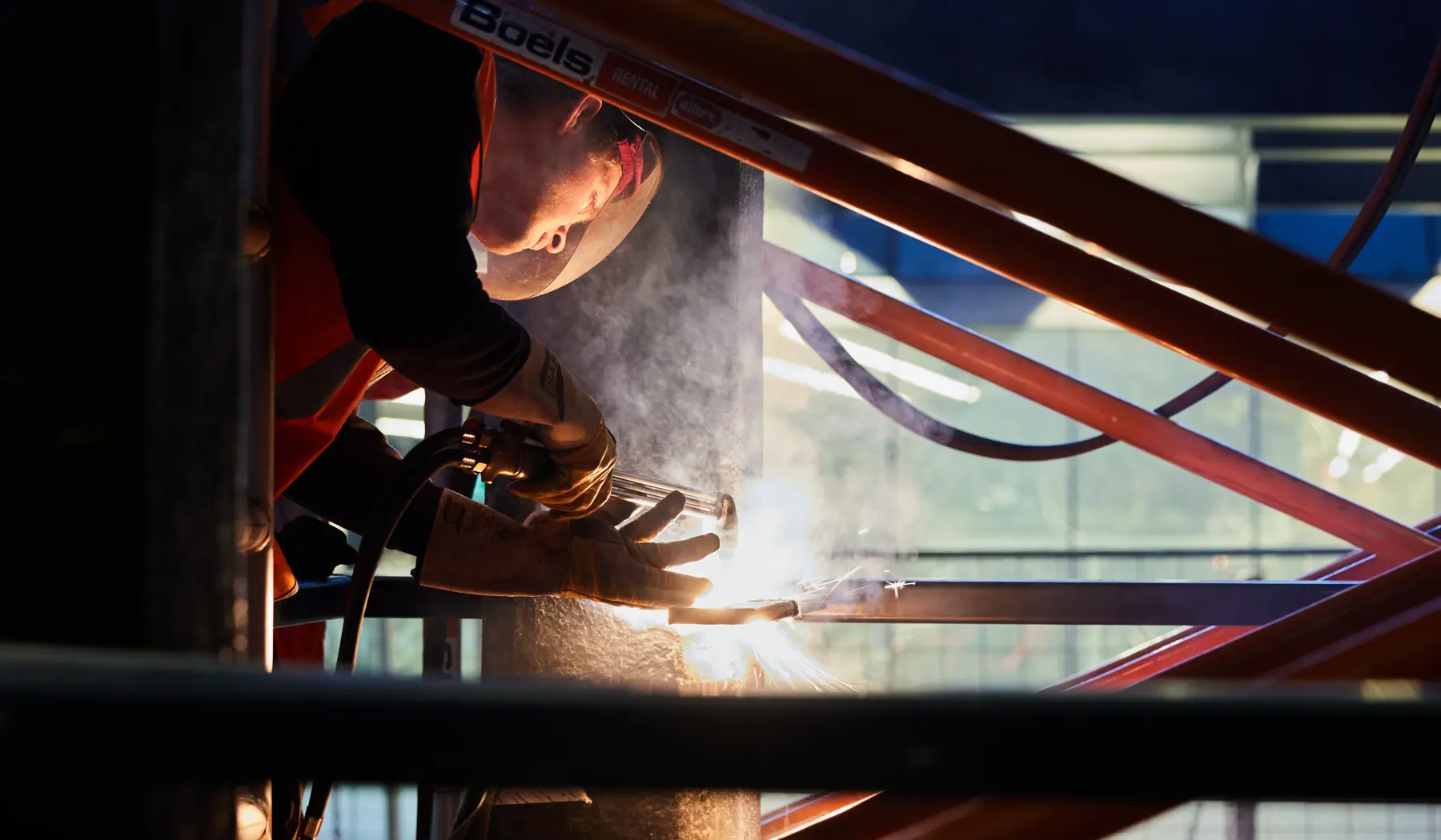 Lassen aan staalconstructie lift