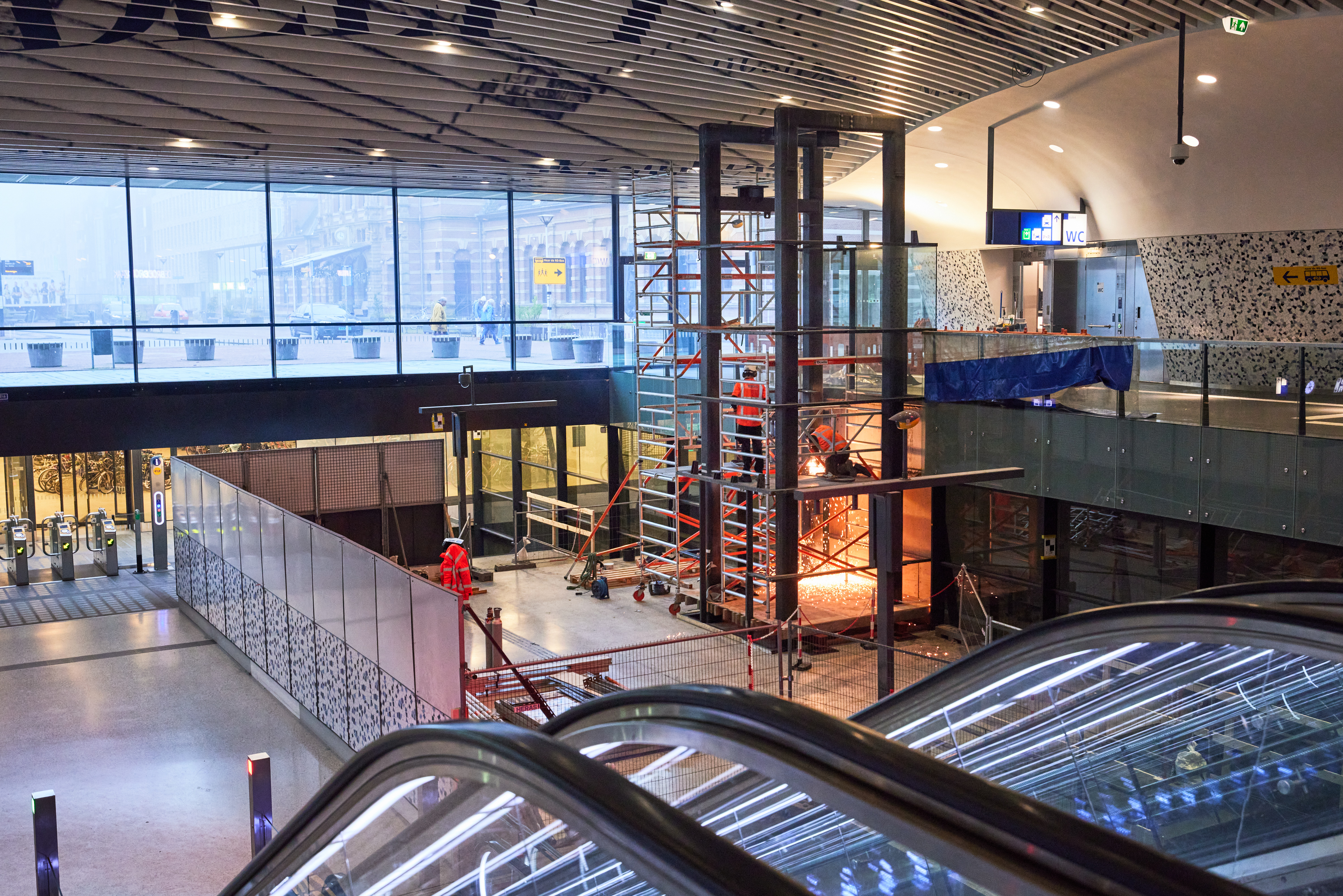 Staalconstructie lift naar nieuw perron station Delft