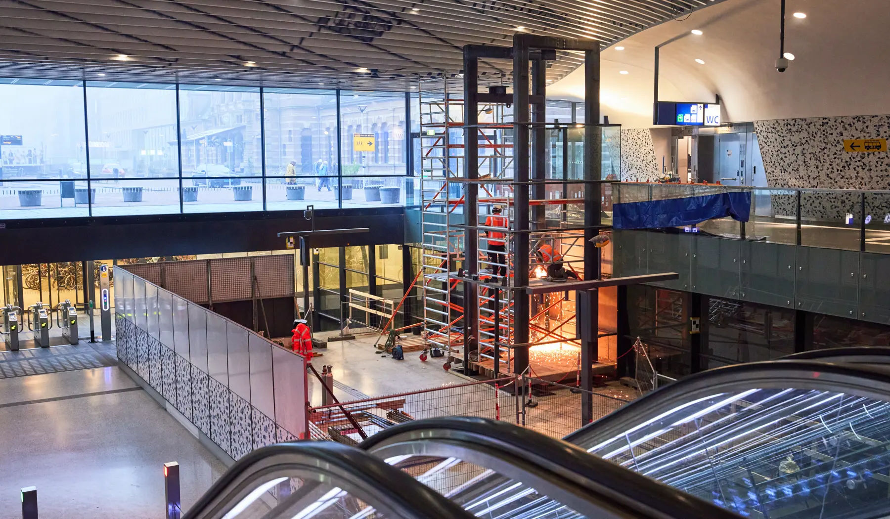 Staalconstructie lift naar nieuw perron station Delft