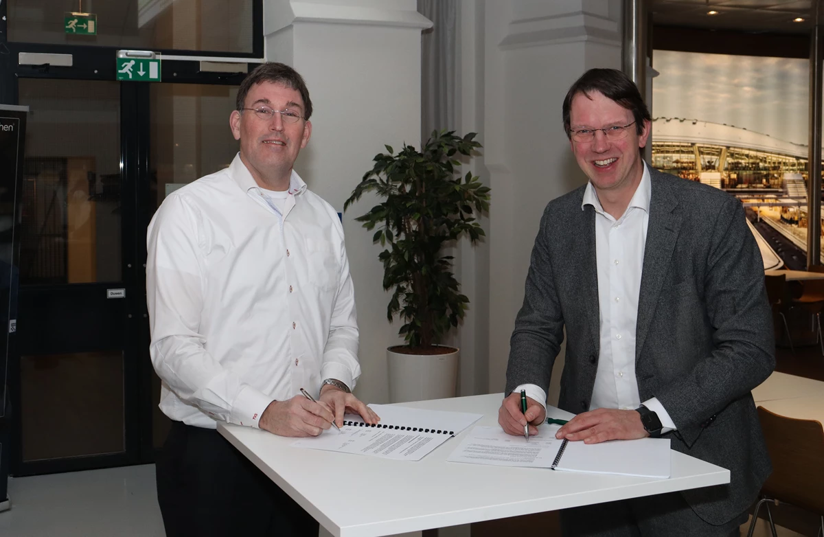 Tjark de Vries (CEO bij Strukton Rail Nederland) en John Voppen (CEO bij ProRail) ondertekenen het contract