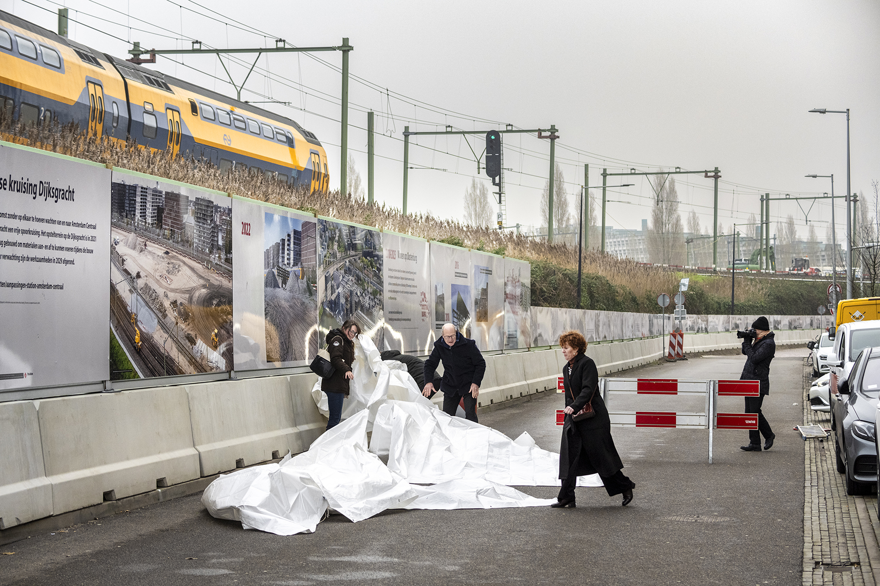 Bewoner Lex Grundeman en Inntel-directeur Karin Geurts onthullen de bouwschutting