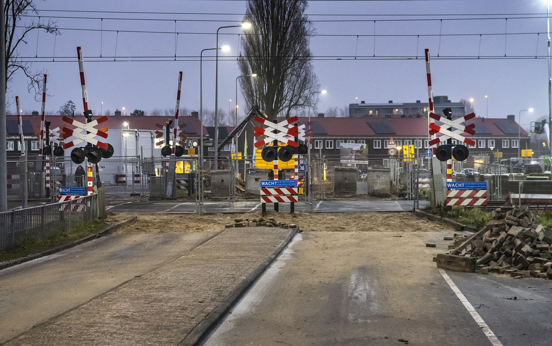 De overweg in de Ouddiemerlaan is al afgesloten