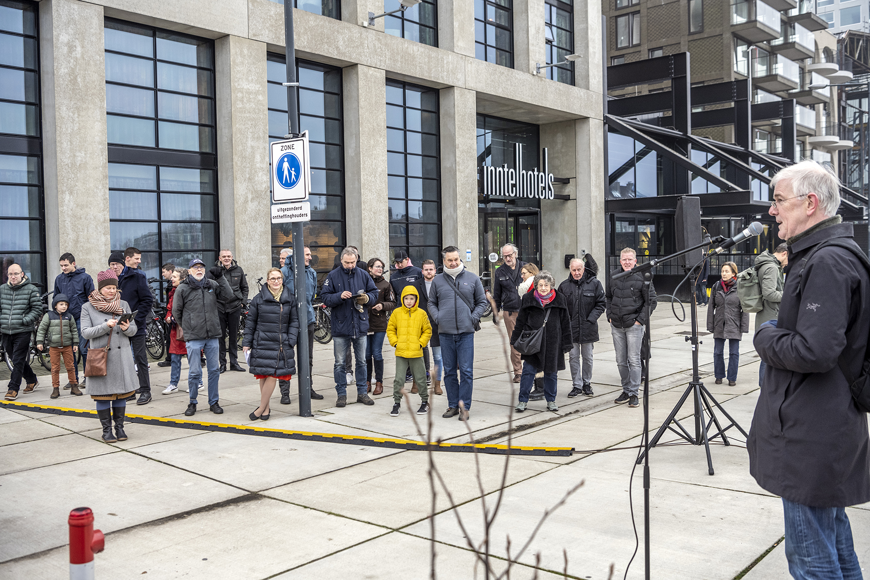 Projectmanager Luuk van Hengstum heet iedereen welkom
