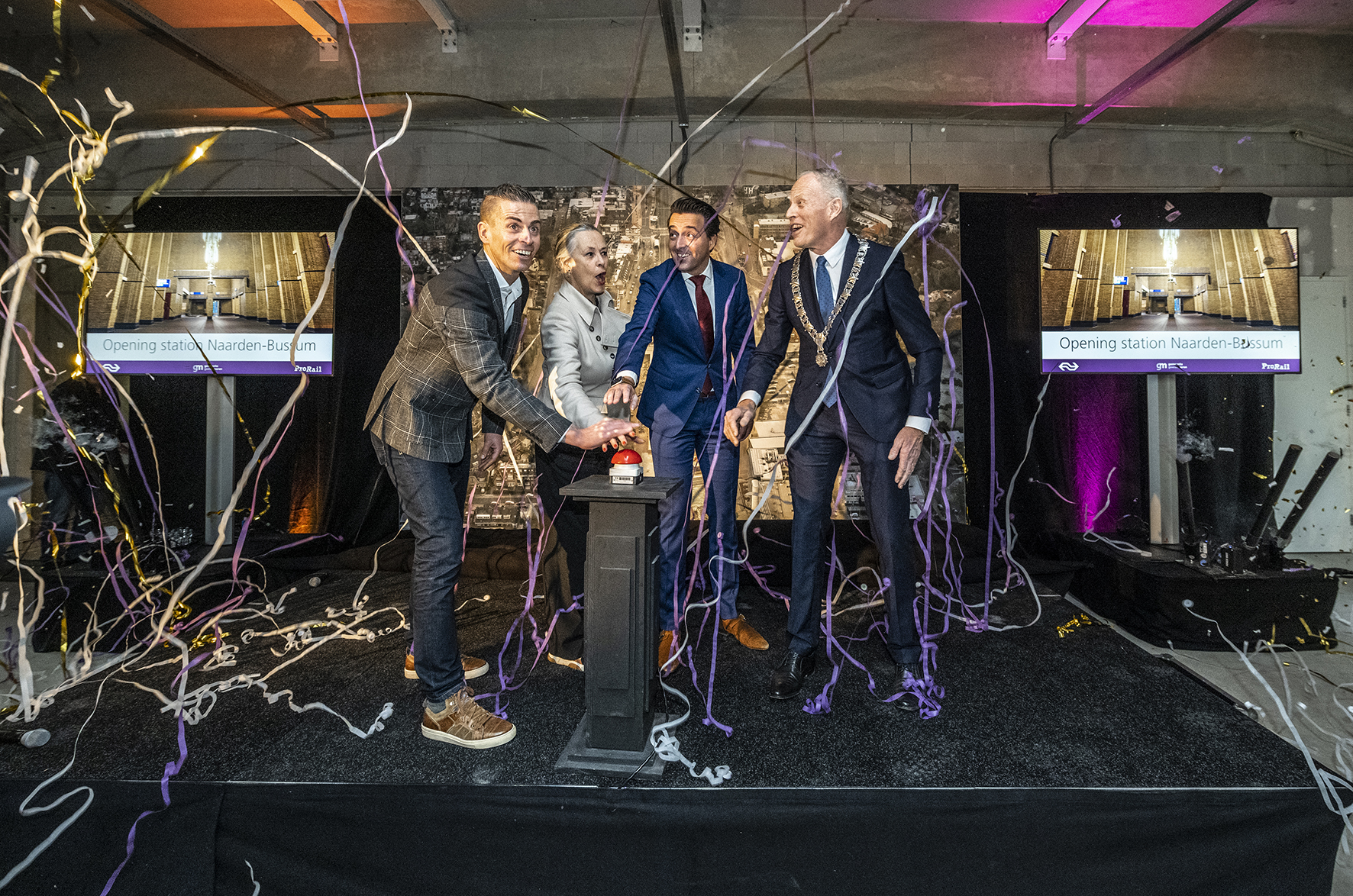 Bestuurders Harro Homan (regiodirecteur ProRail), Irma Winkenius (regiodirecteur NS), Mark Marshall (wethouder Gooise Meren) en Han ter Heegde (burgemeester Gooise Meren)