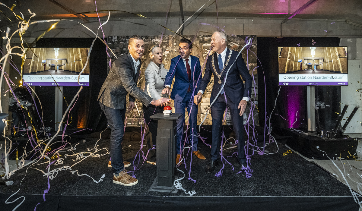 Bestuurders Harro Homan (regiodirecteur ProRail), Irma Winkenius (regiodirecteur NS), Mark Marshall (wethouder Gooise Meren) en Han ter Heegde (burgemeester Gooise Meren)