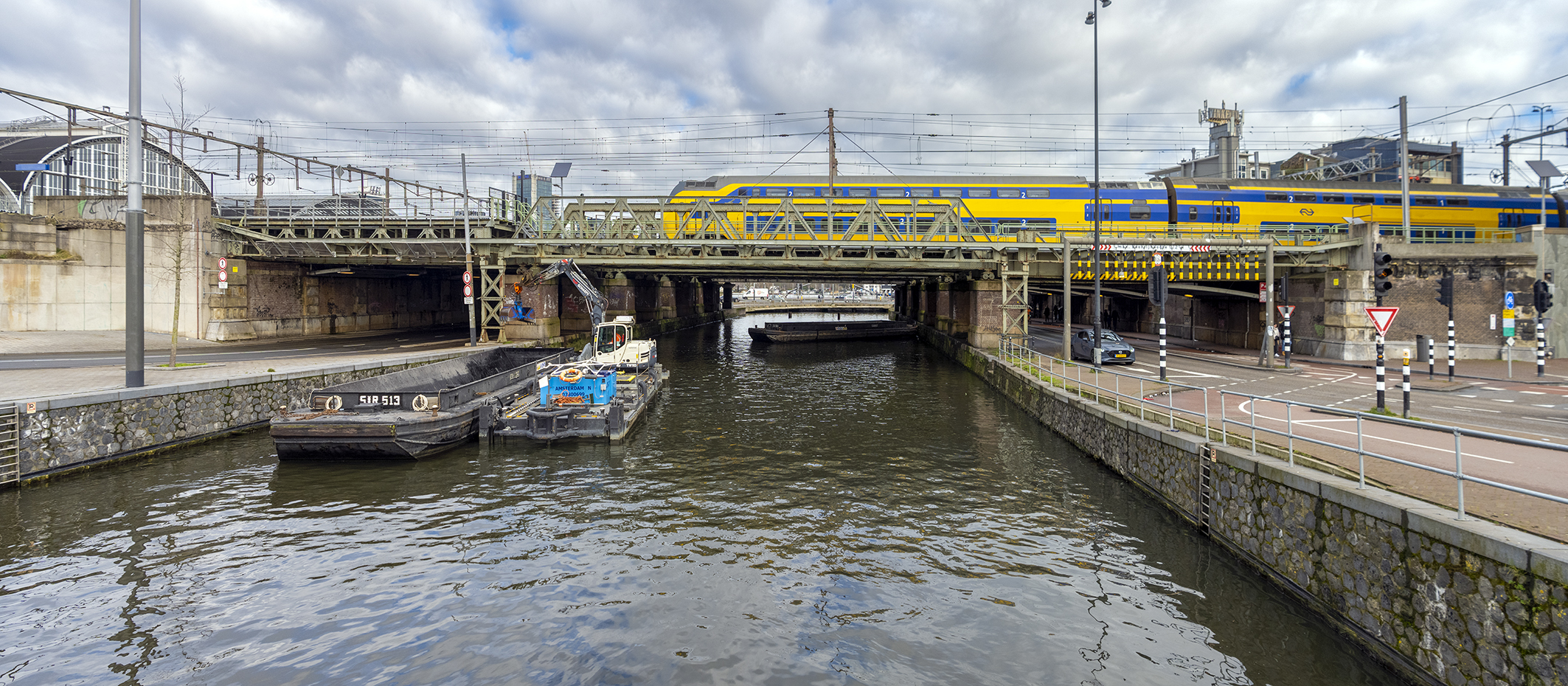 Baggerwerkzaamheden bij de spoorbruggen bij de Oostertoegang van Amsterdam centraal