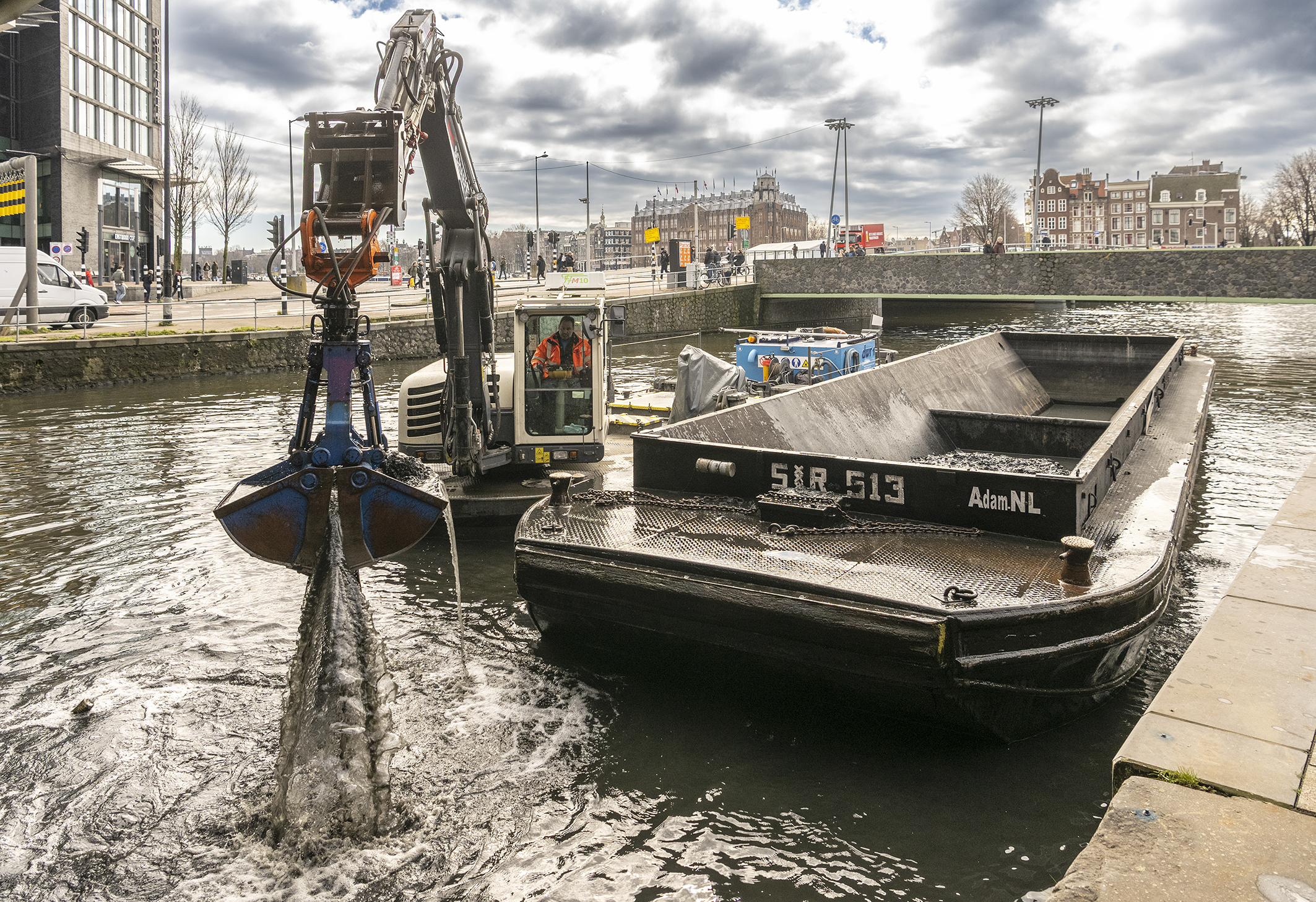 Zo’n vier vrachtschepen vol fietsen, banden en zelfs een autowrak werden naar boven gehaald.