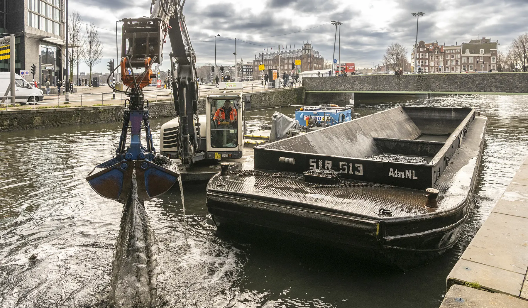 Zo’n vier vrachtschepen vol fietsen, banden en zelfs een autowrak werden naar boven gehaald.
