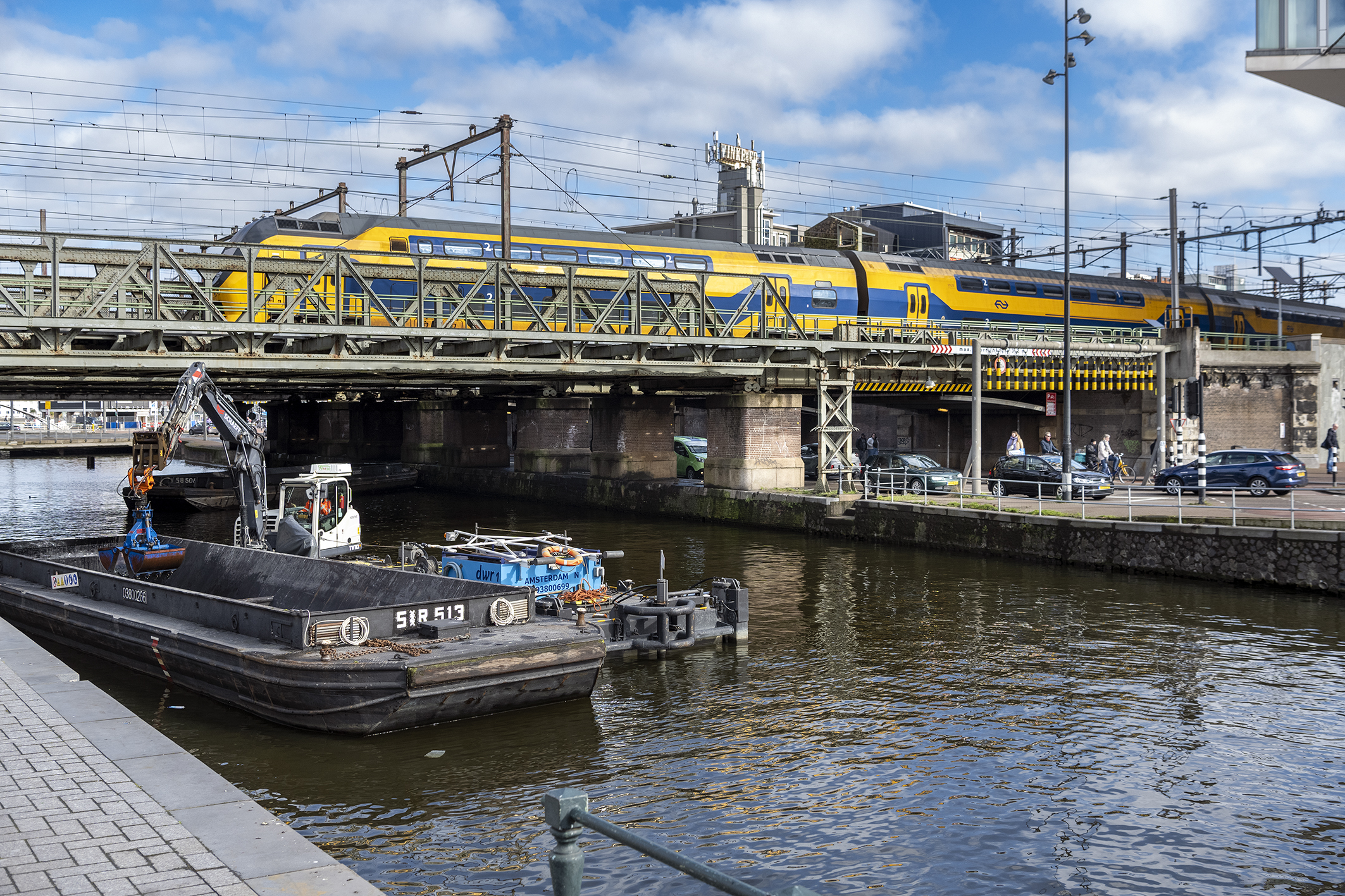 Er werd iets verder gebaggerd dan alleen direct onder de spoorbruggen.