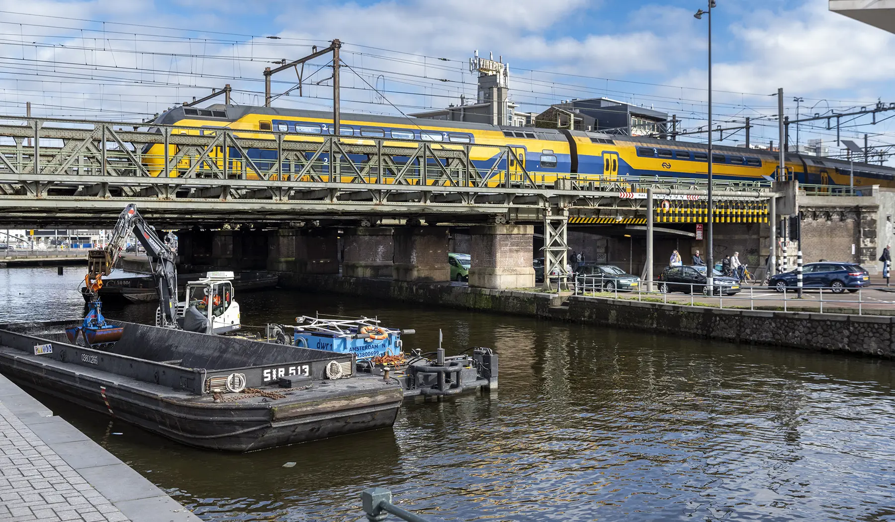 Er werd iets verder gebaggerd dan alleen direct onder de spoorbruggen.