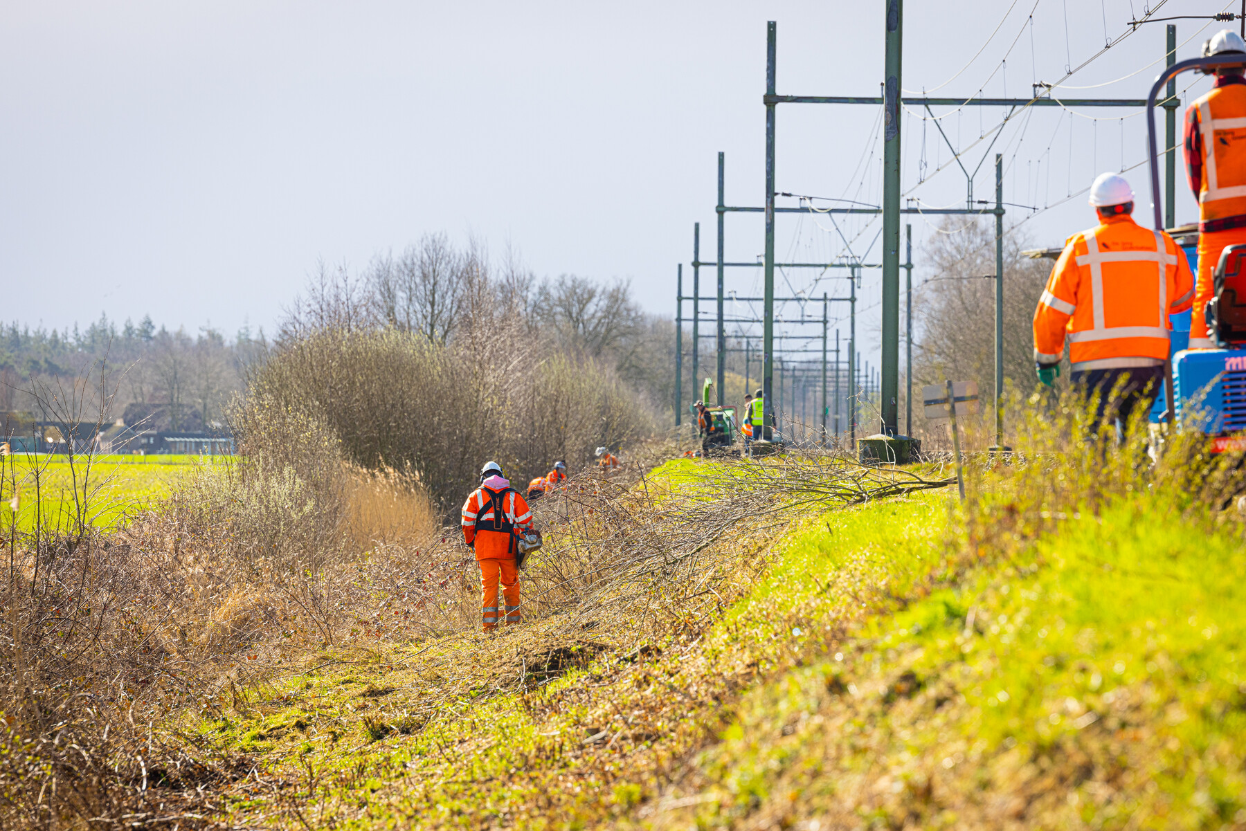 De begroeiing rondom het spoor wordt gemaaid
